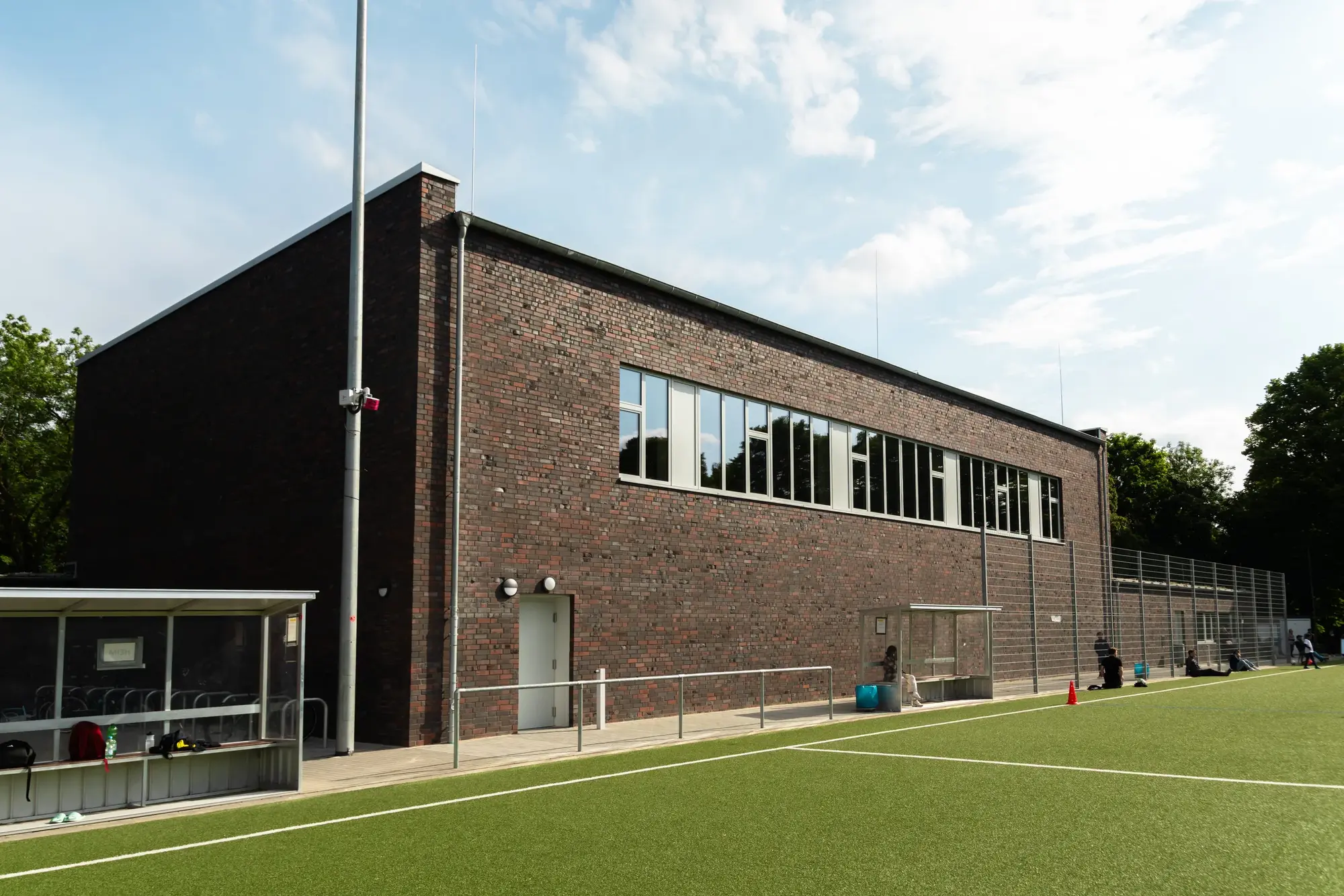 Klinkerfassade einer von Knaack & Prell geplanten Sporthalle am Sportplatz