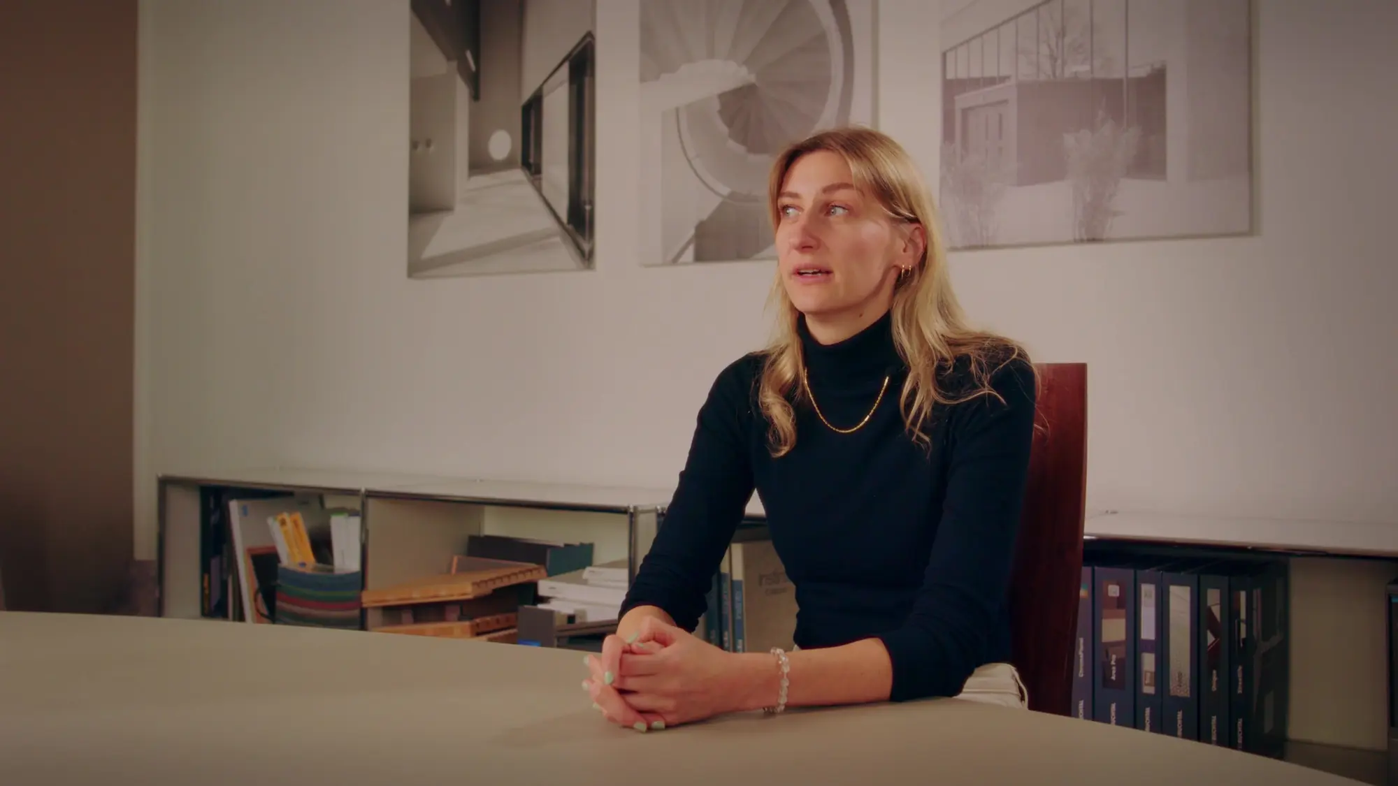 Anna Prell im Interview am Besprechungstisch des Büros