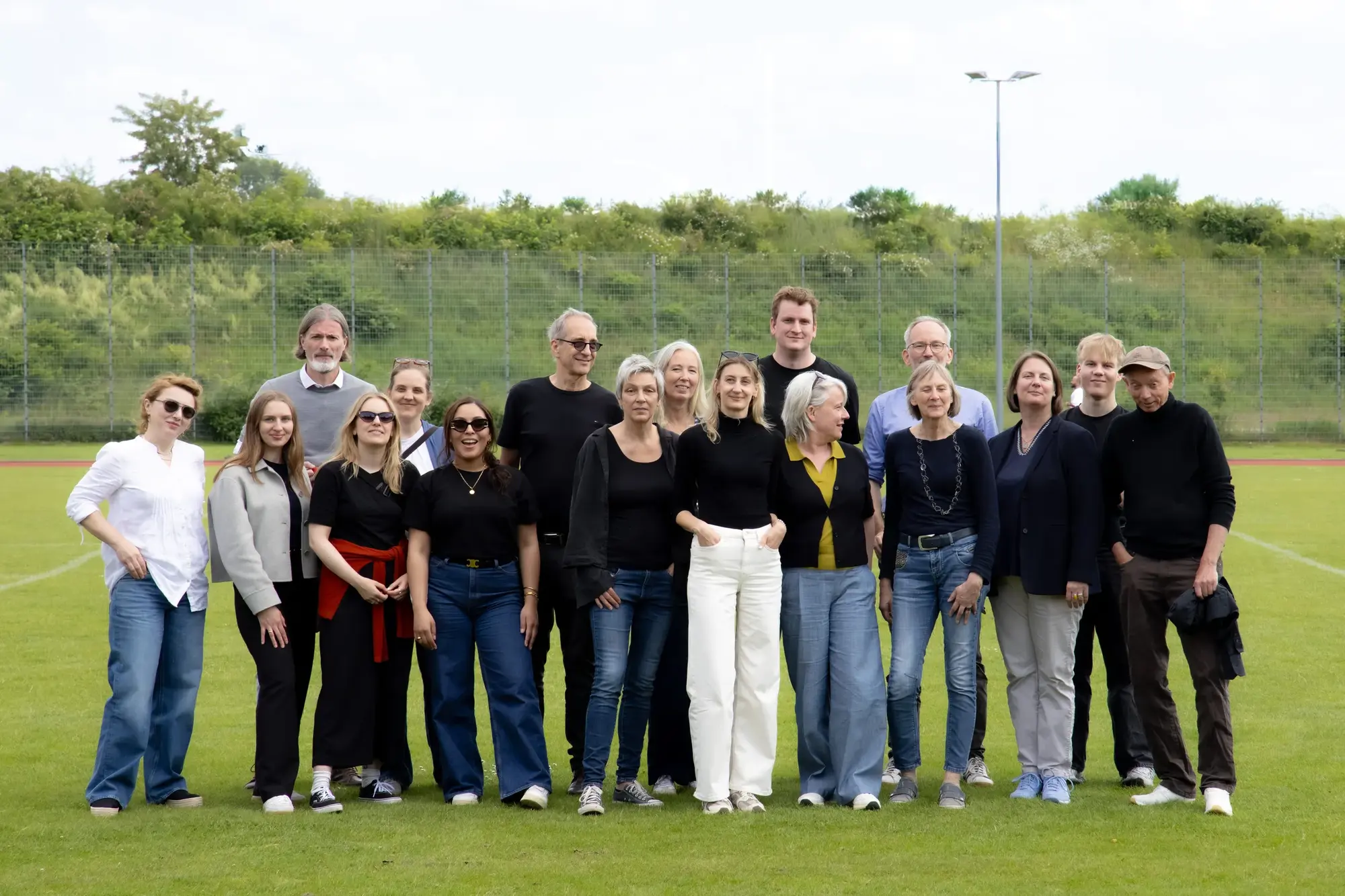 Das Team von Knaack & Prell auf einem Sportplatz