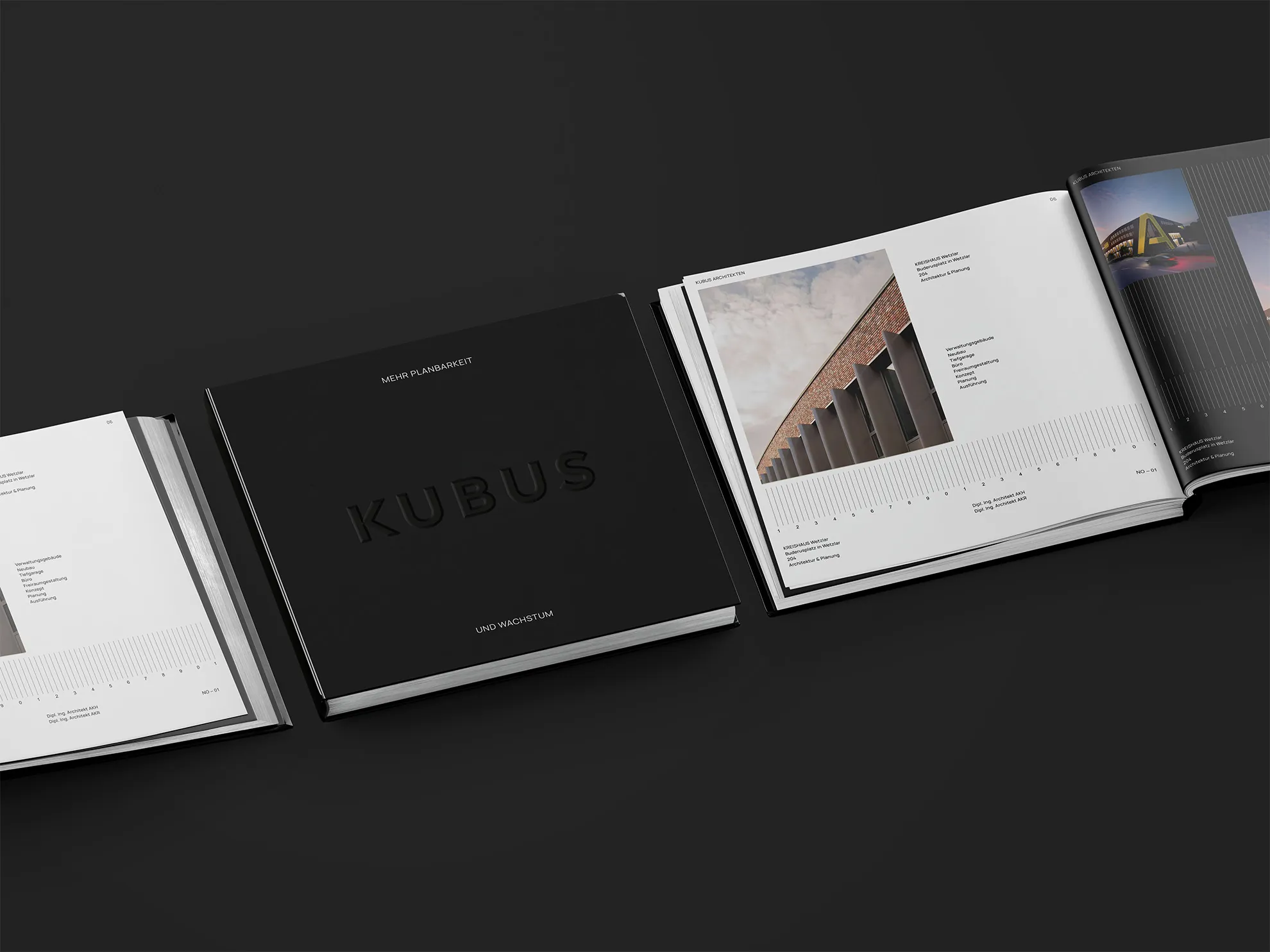 Buch von KUBUS mit dunklem Einband und aufgeschlagenen Seiten