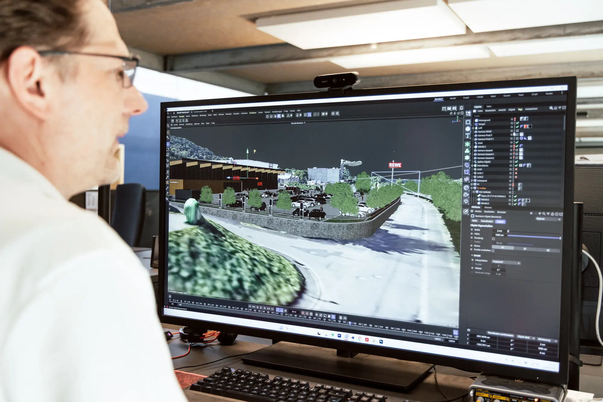 Planer prüft ein 3D-Modell mit Solardach am Bildschirm