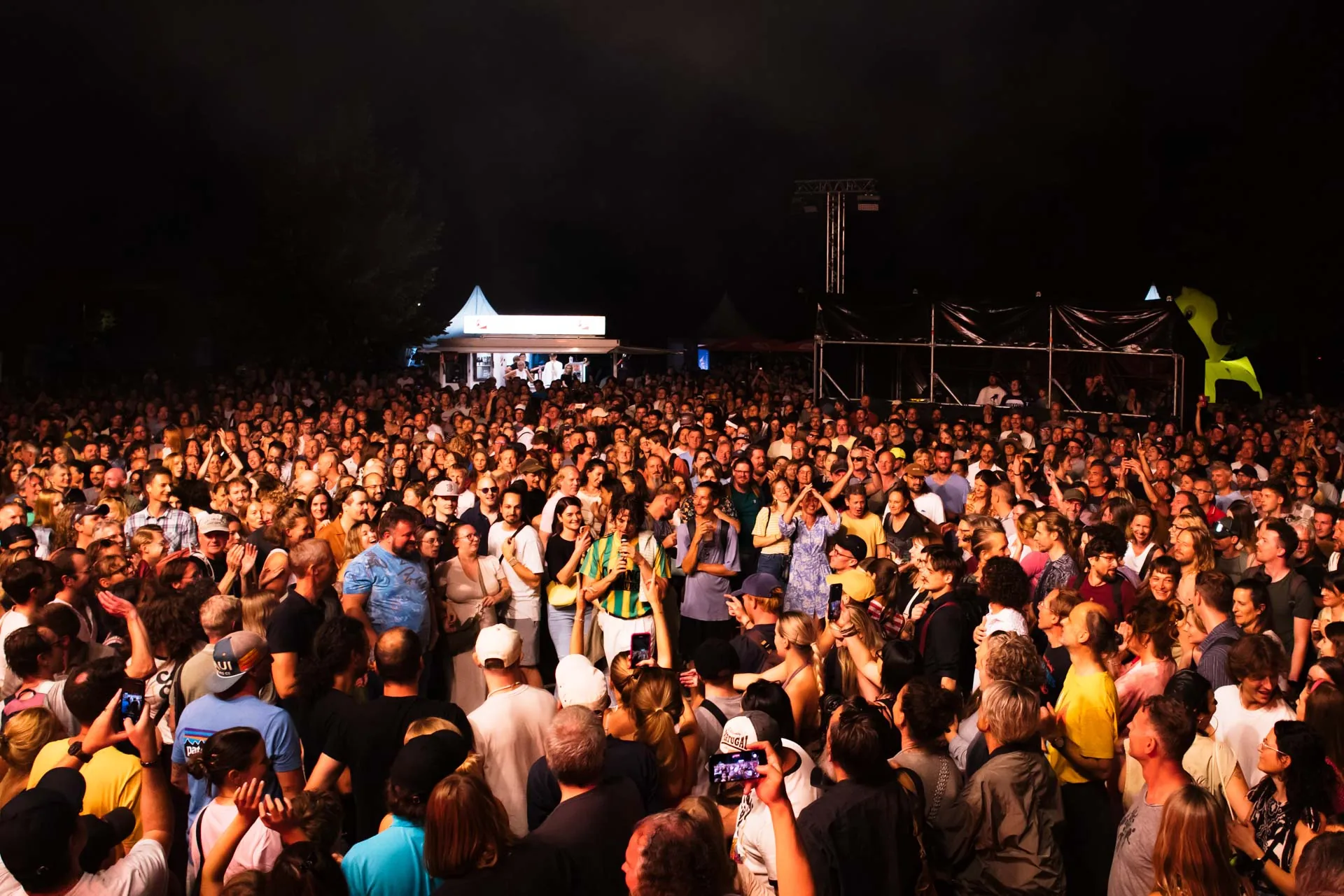 Dicht gedrängtes Publikum bei einem Abendkonzert von Live in Salzburg im Volksgarten