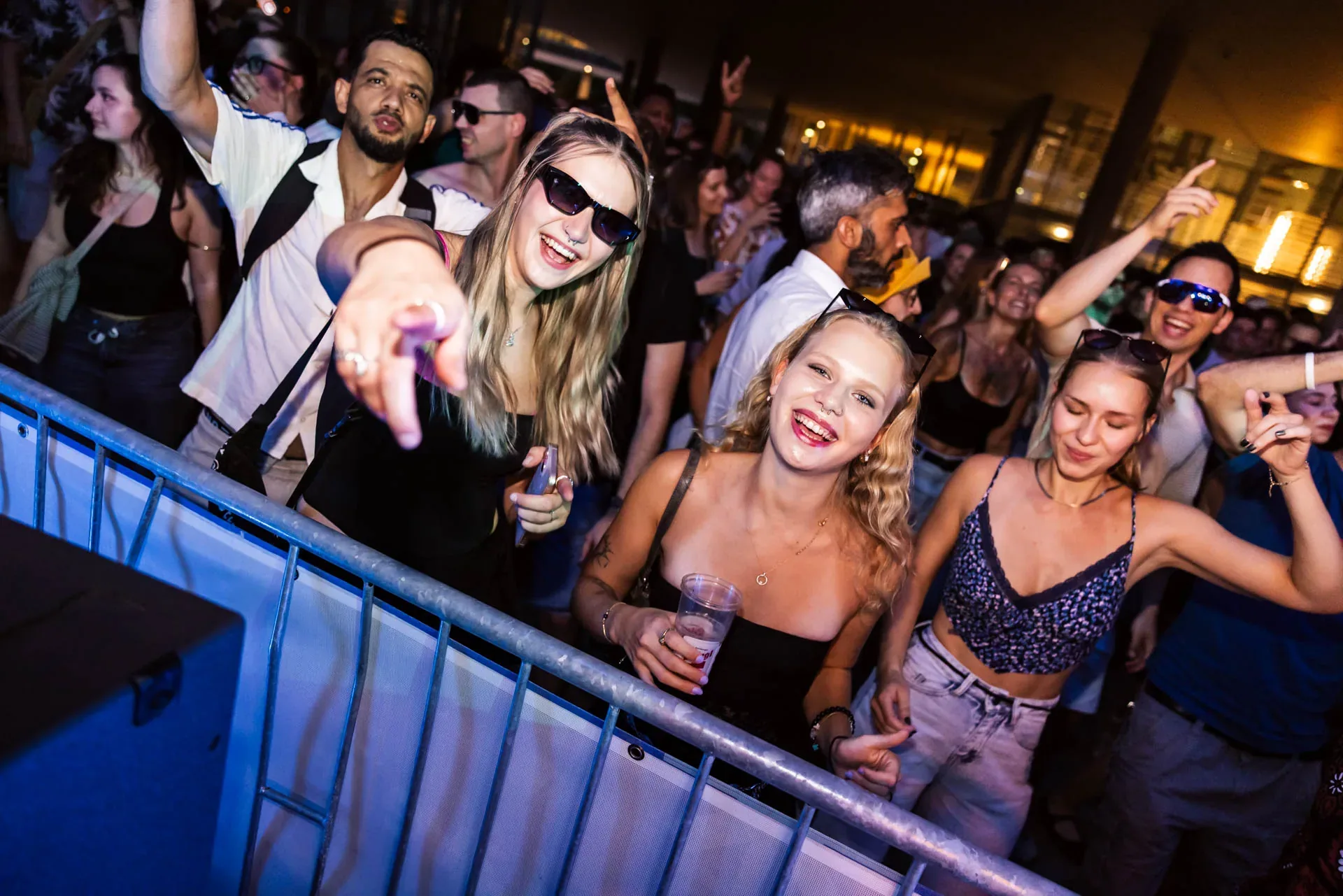 Feiernde Gäste am Absperrgitter beim DJ-Opening