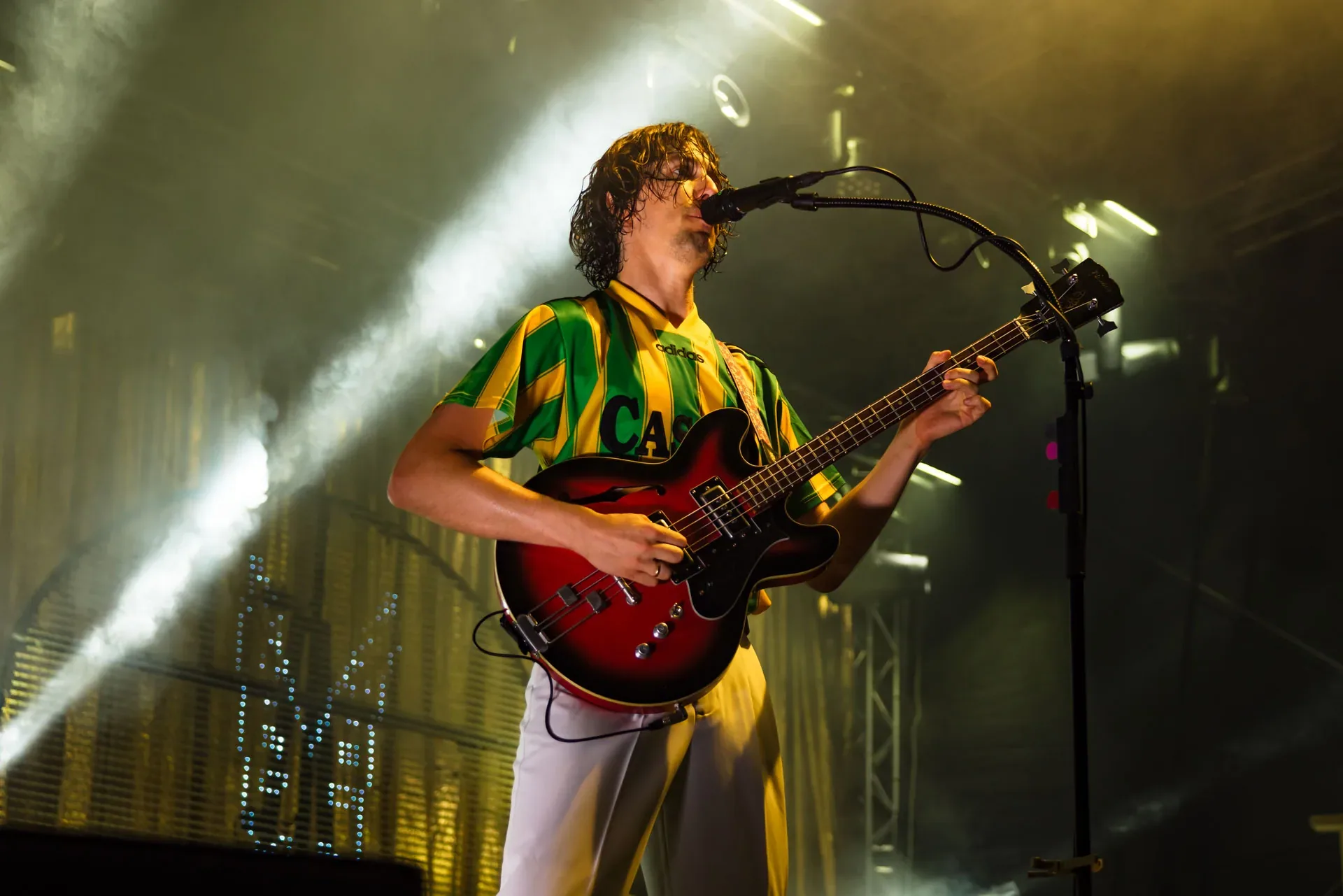 Sänger mit Gitarre auf der Hauptbühne im Volksgarten