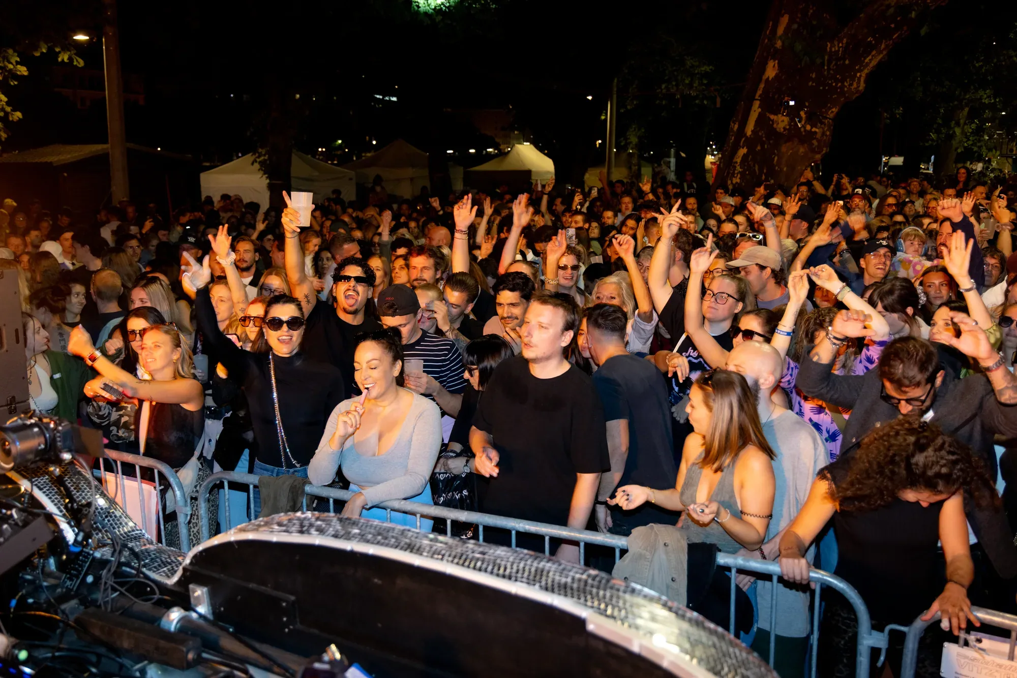 Ausgelassenes Publikum beim Closing-DJ-Event
