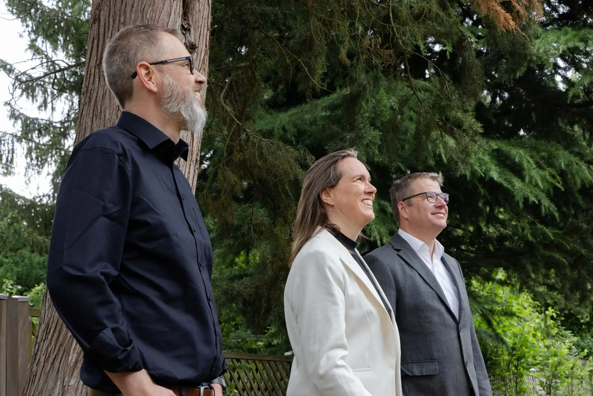 Die Geschäftsführung von Main Werk Architekten im Garten vor dem Büro