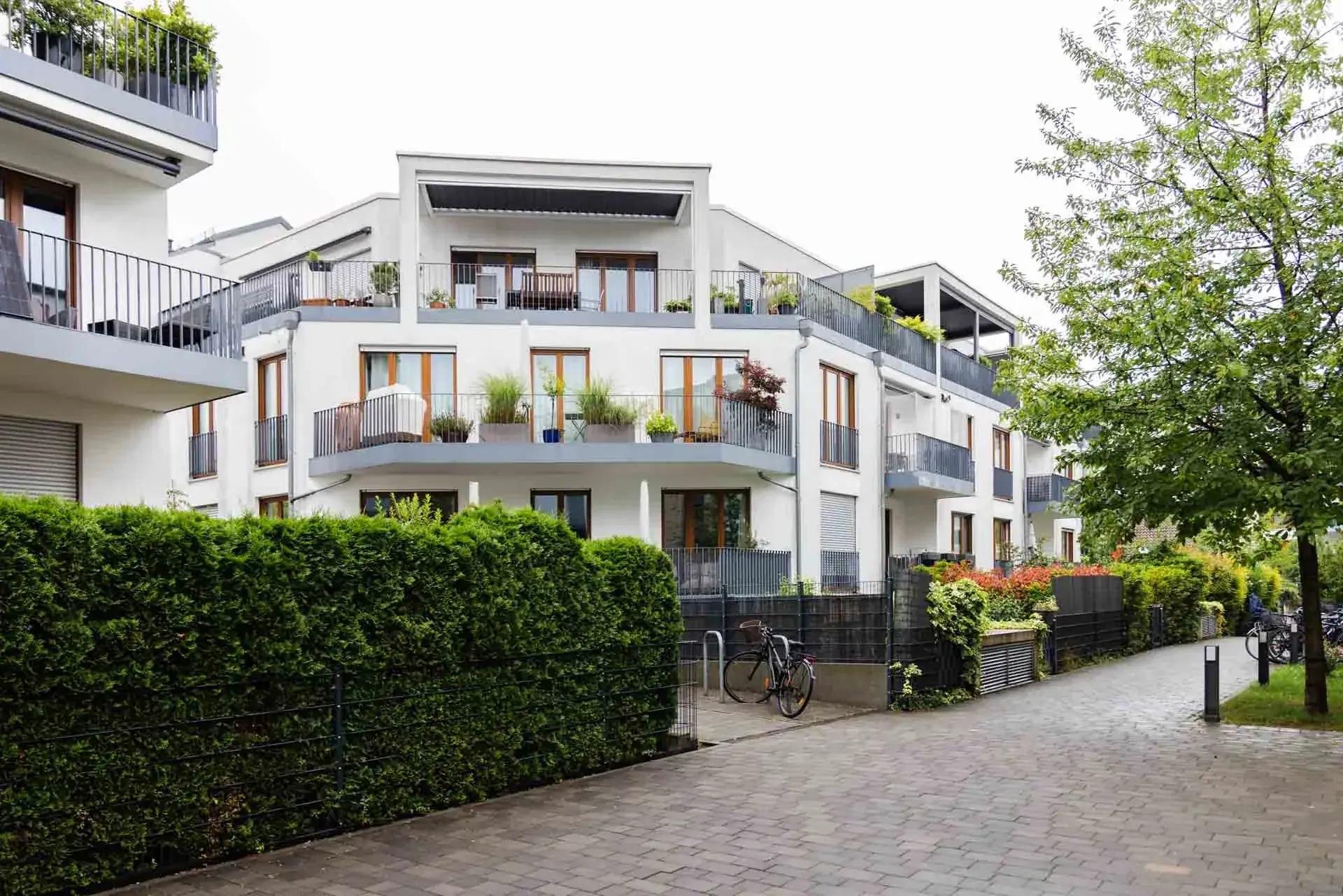 Wohnhaus mit Hecke und Gehweg in Frankfurt