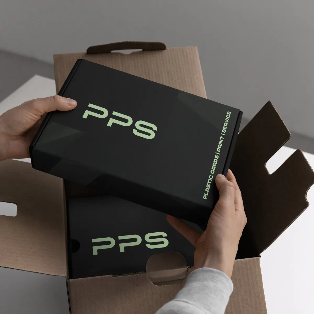 Versandkarton von PPS mit grünem Logo