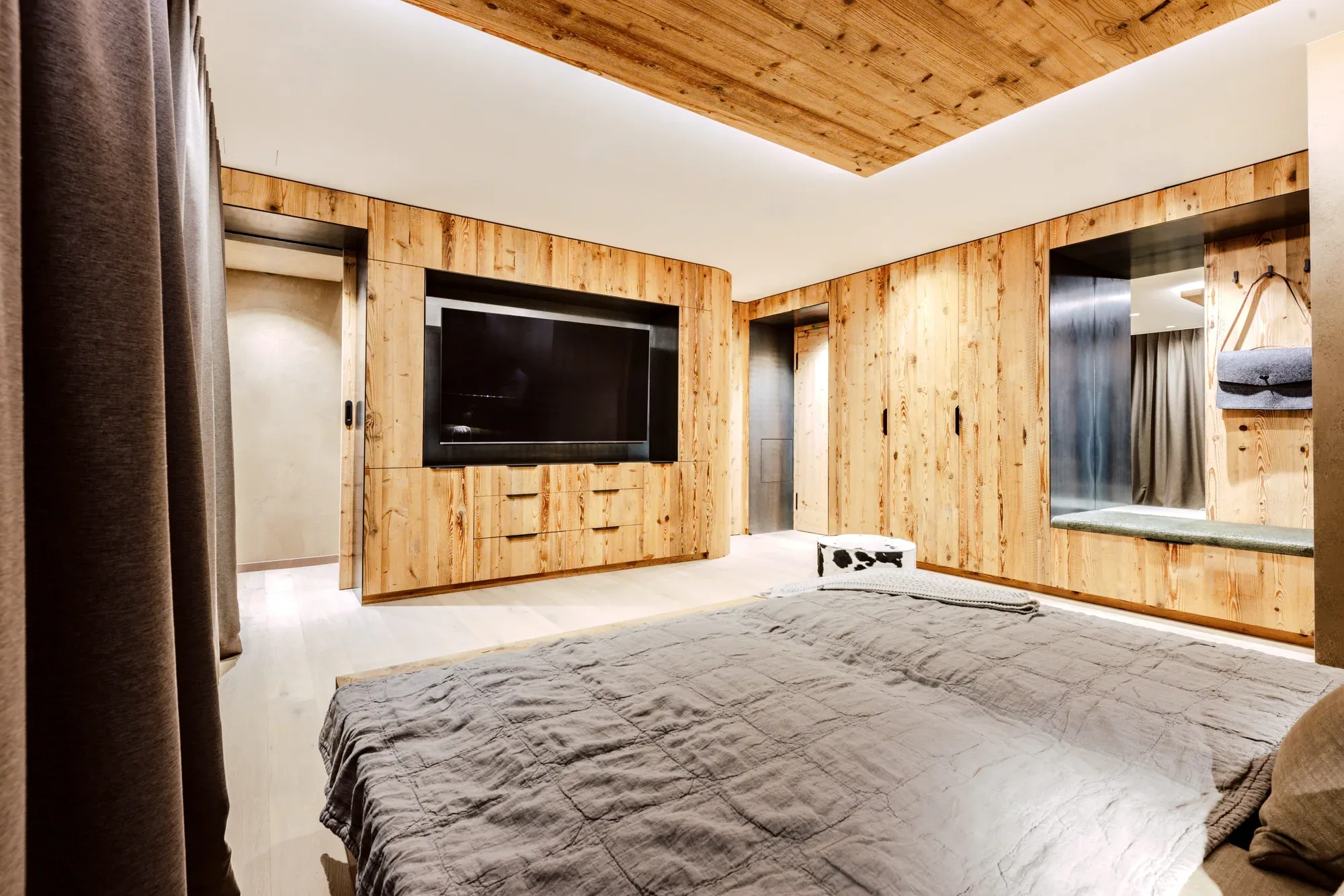 Von Raumkunst Werdenfels ausgebautes Schlafzimmer mit Altholz