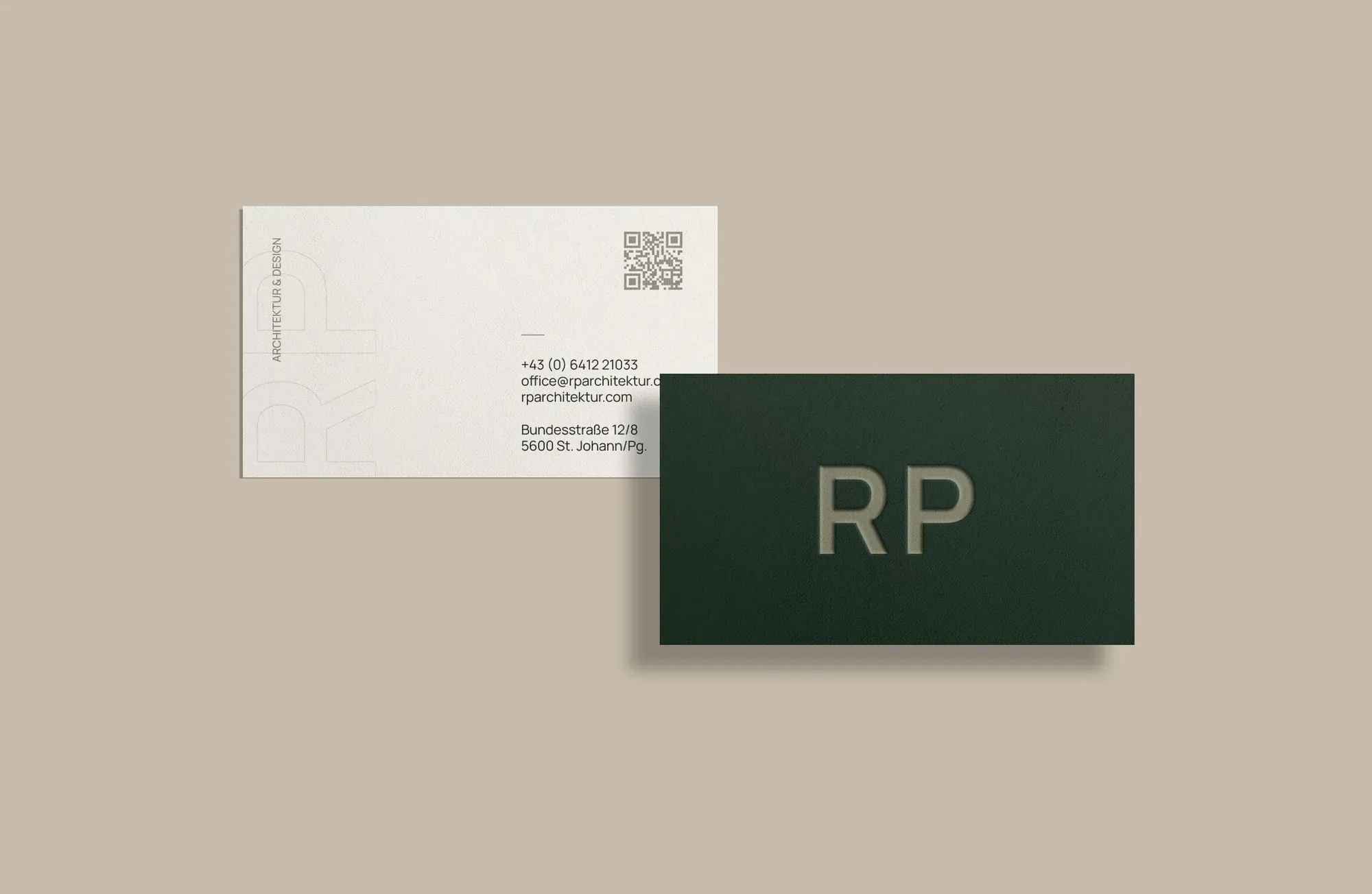Visitenkarten von RP Architektur in Weiß und Dunkelgrün mit geprägtem Monogramm