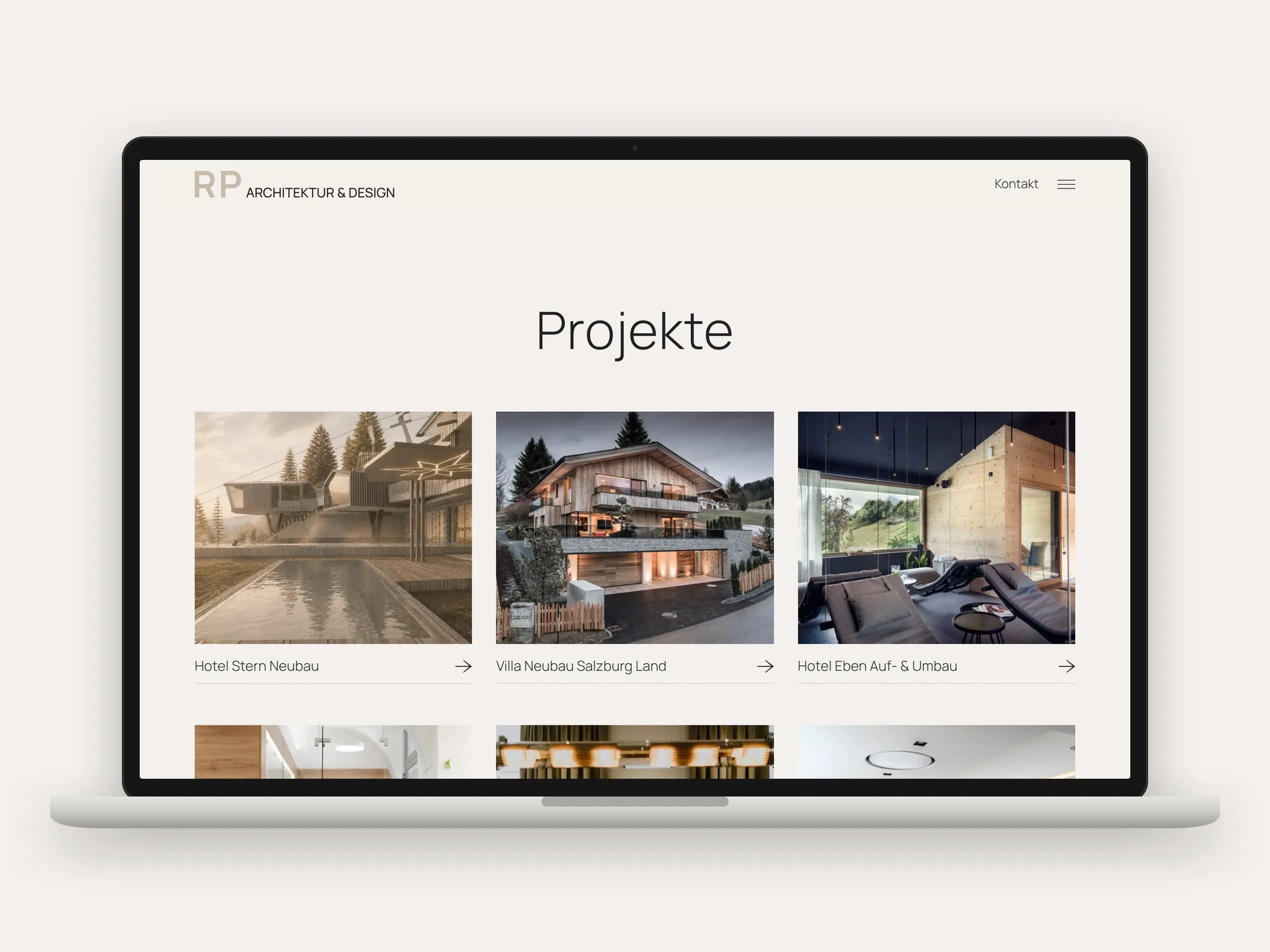 Laptop mit der Projektübersicht von RP Architektur