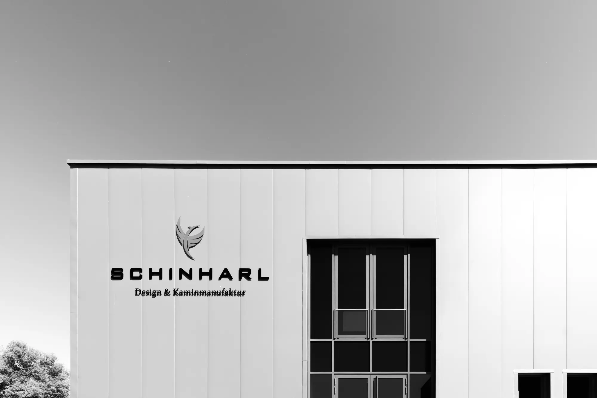 Schriftzug Schinharl Design und Kaminmanufaktur an der Fassade