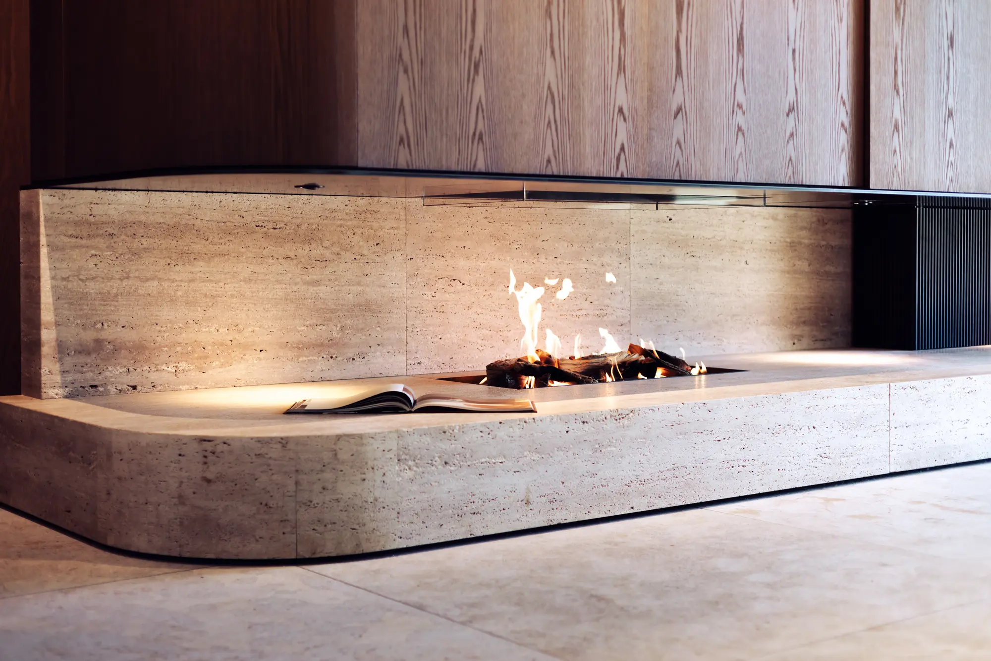 Gaskamin mit Sitzbank aus Travertin im Showroom Landshut