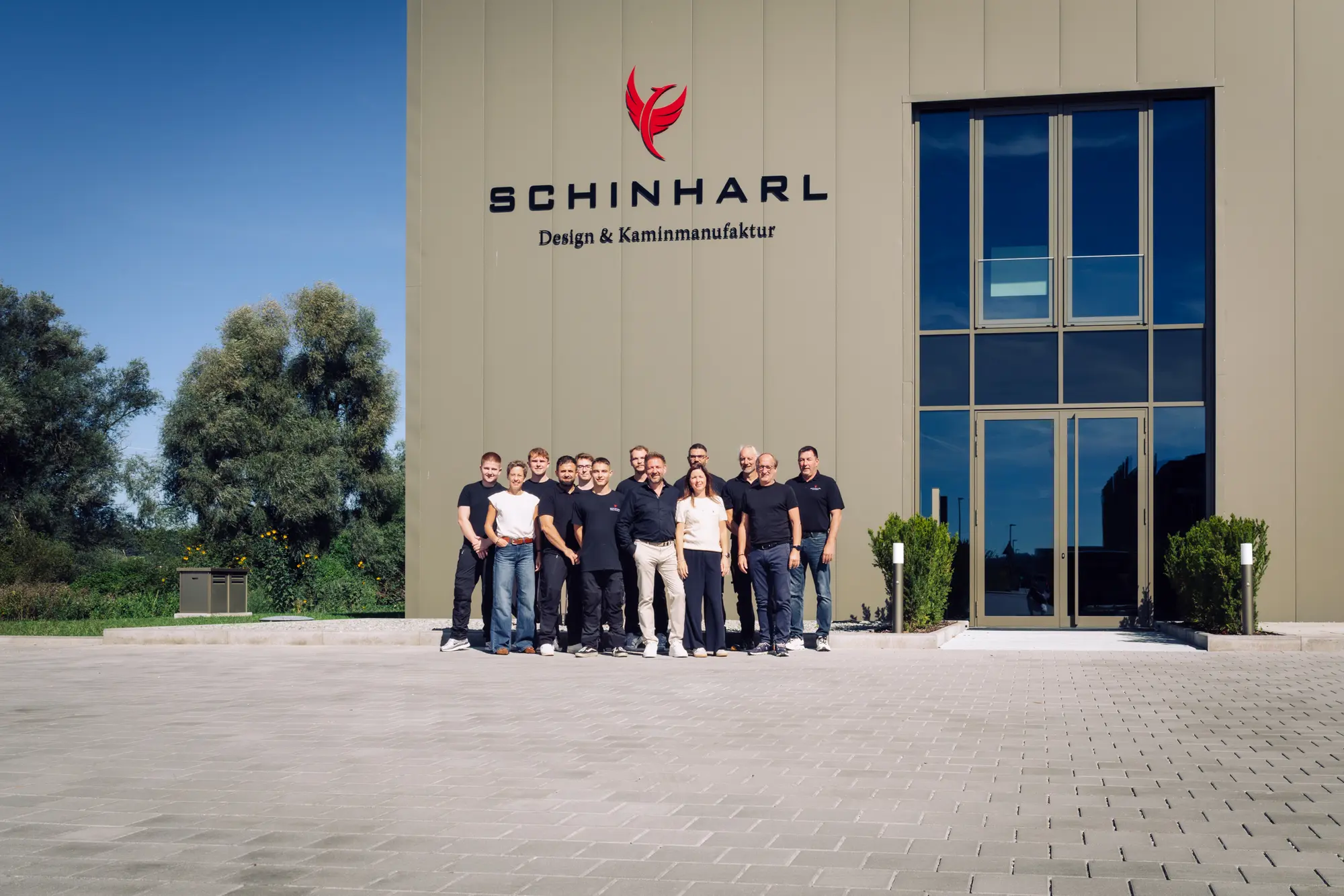 Das Team von Schinharl vor dem neuen Firmengebäude in Landshut