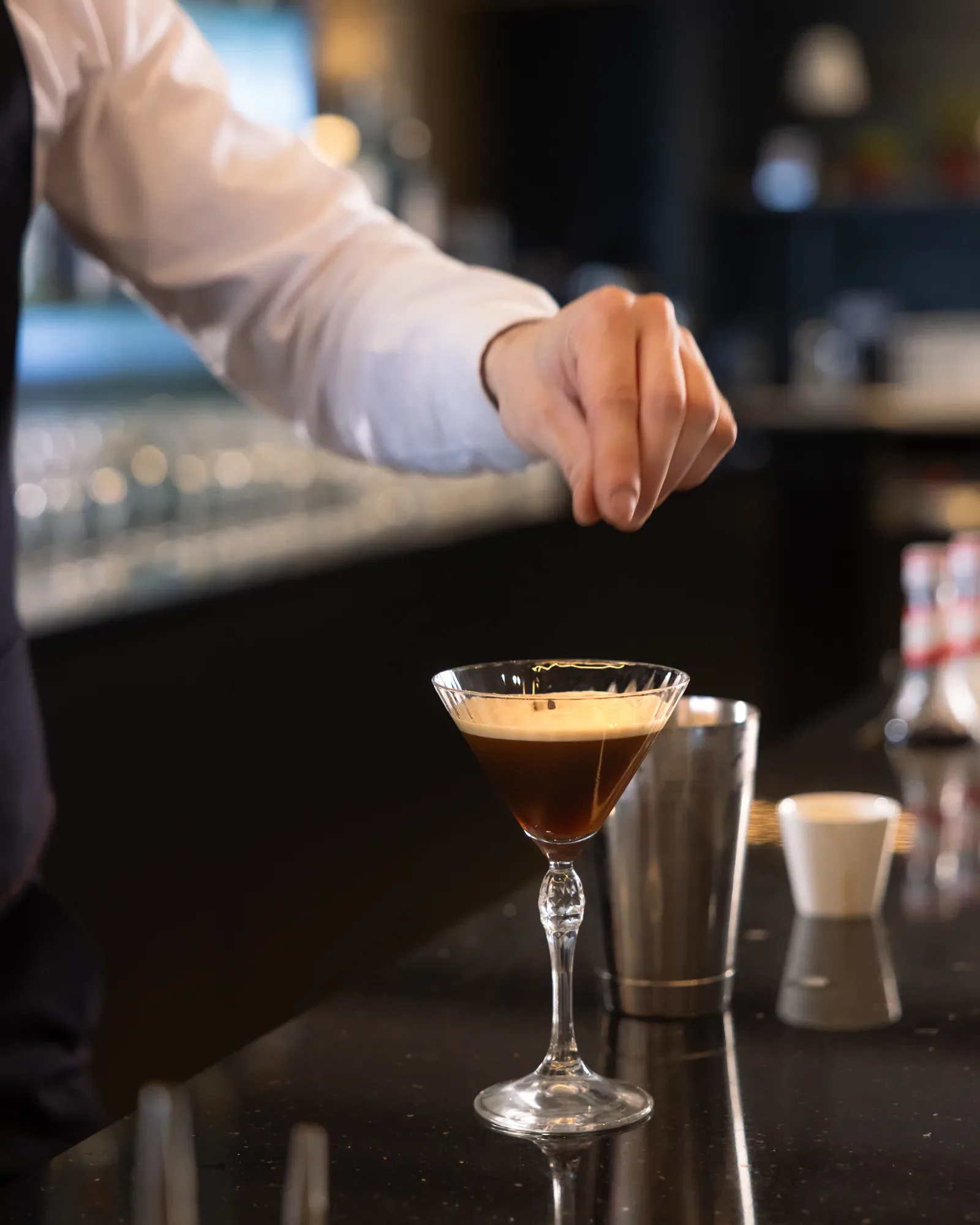Barkeeper vollendet einen Espresso Martini an der Bar von The Passenger