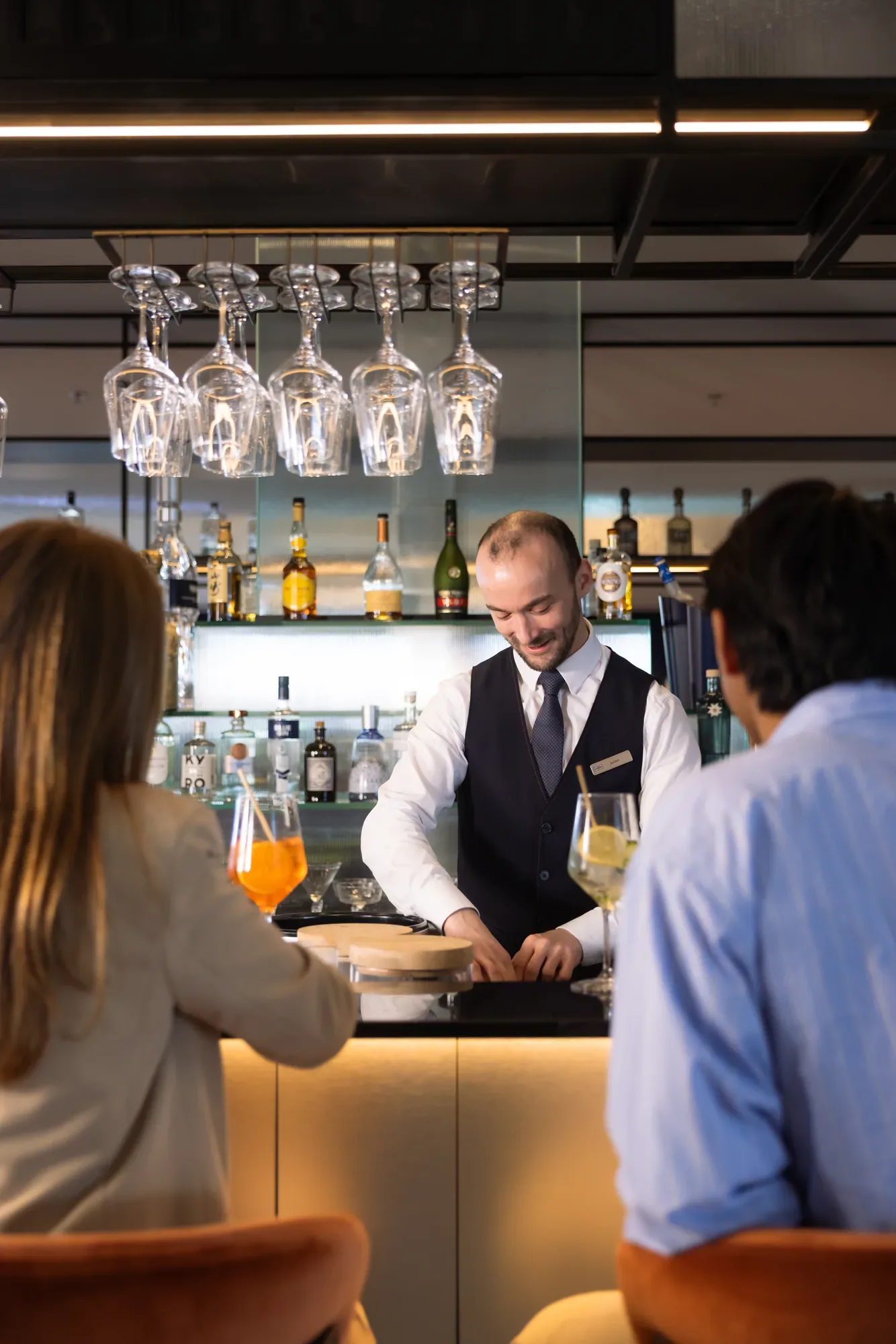 Barkeeper mixt Getränke für Gäste an der Bar