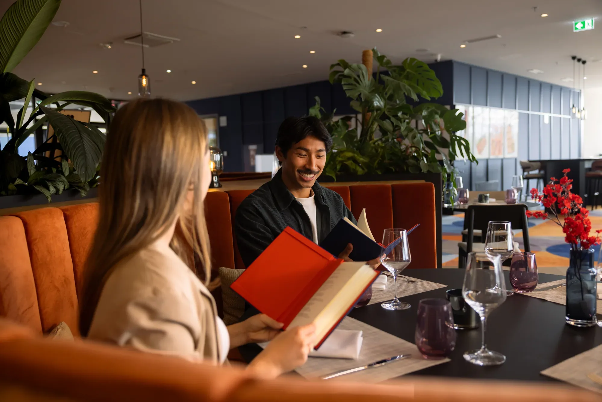 Gäste beim Essen im Restaurant von The Passenger