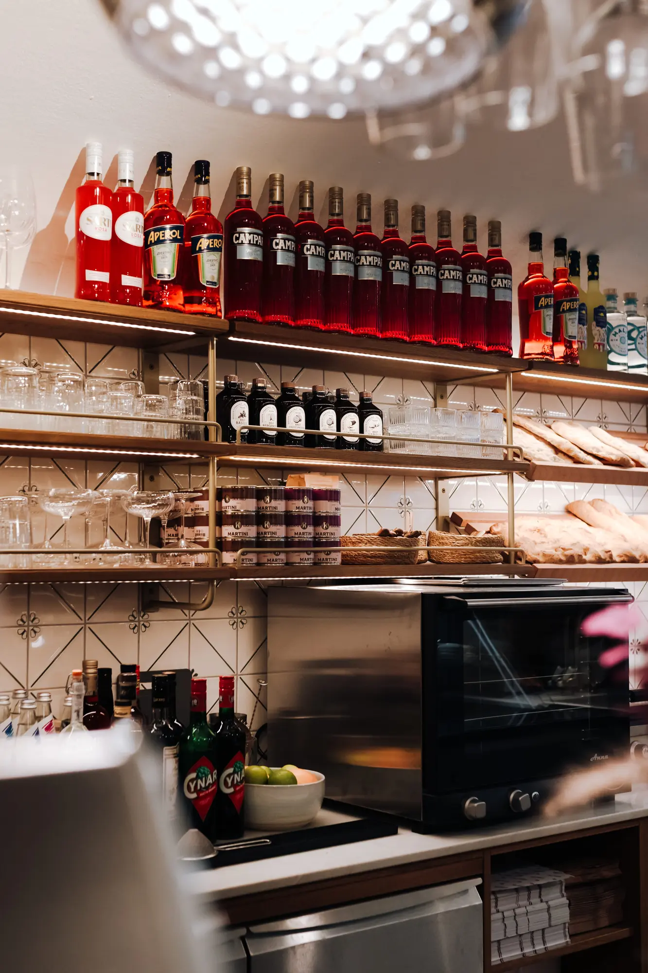 Theke des Zia Mizzi mit Regalen voller Aperitivo-Flaschen