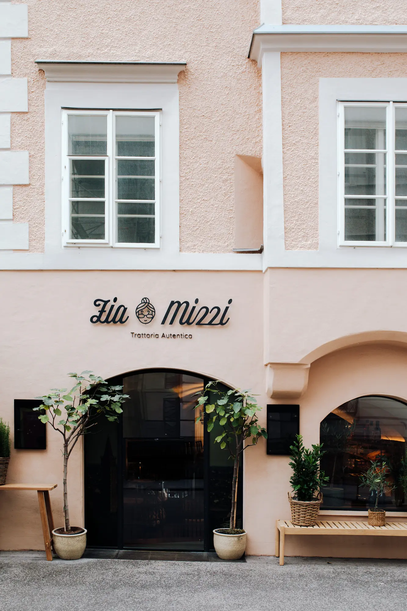 Fassade des Zia Mizzi in der Kaigasse mit Schriftzug über dem Eingang