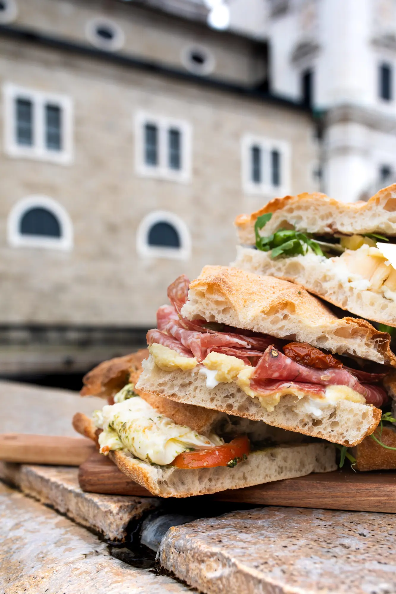 Belegte Focaccia auf einem Holzbrett am Salzburger Residenzplatz