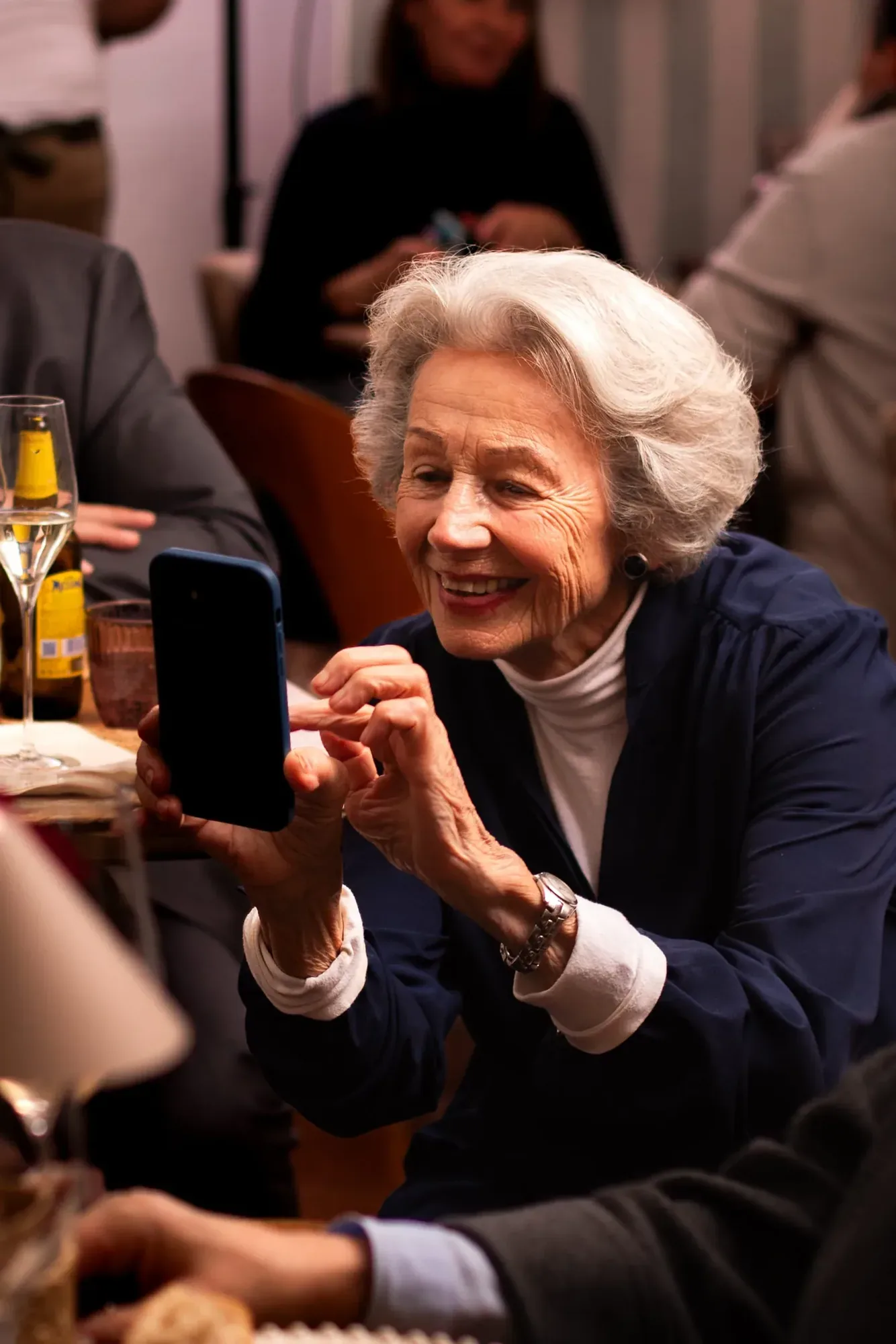 Ältere Dame fotografiert im Restaurant Zia Mizzi ihr Essen mit dem Handy