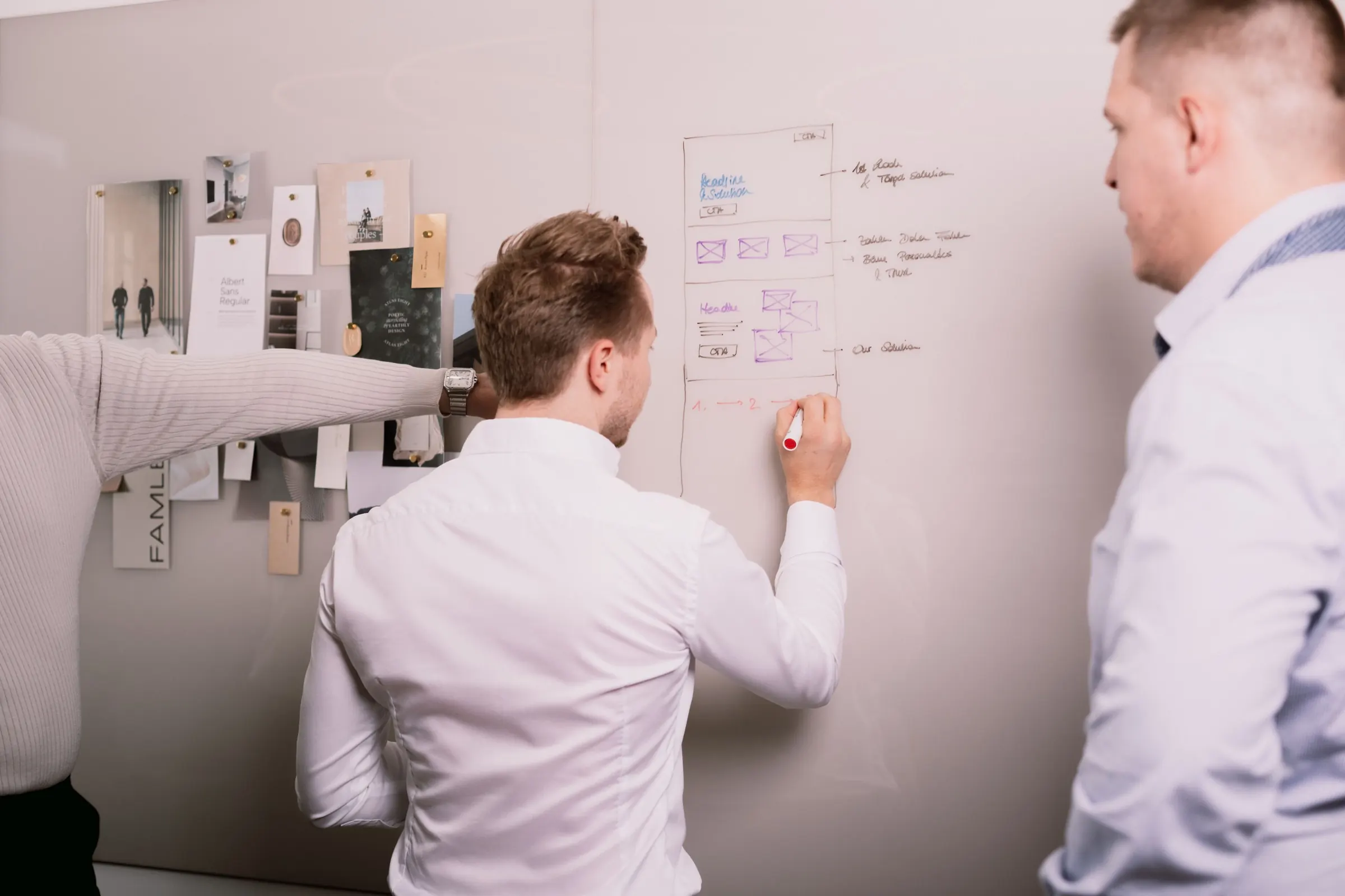 Sebastian Klein schreibt im Workshop am Whiteboard