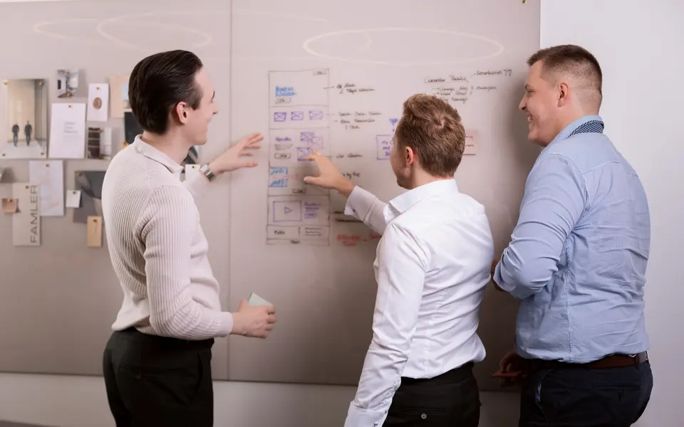 Workshop zur Positionierung an einer Planungswand mit Skizzen, Notizen und Materialmustern