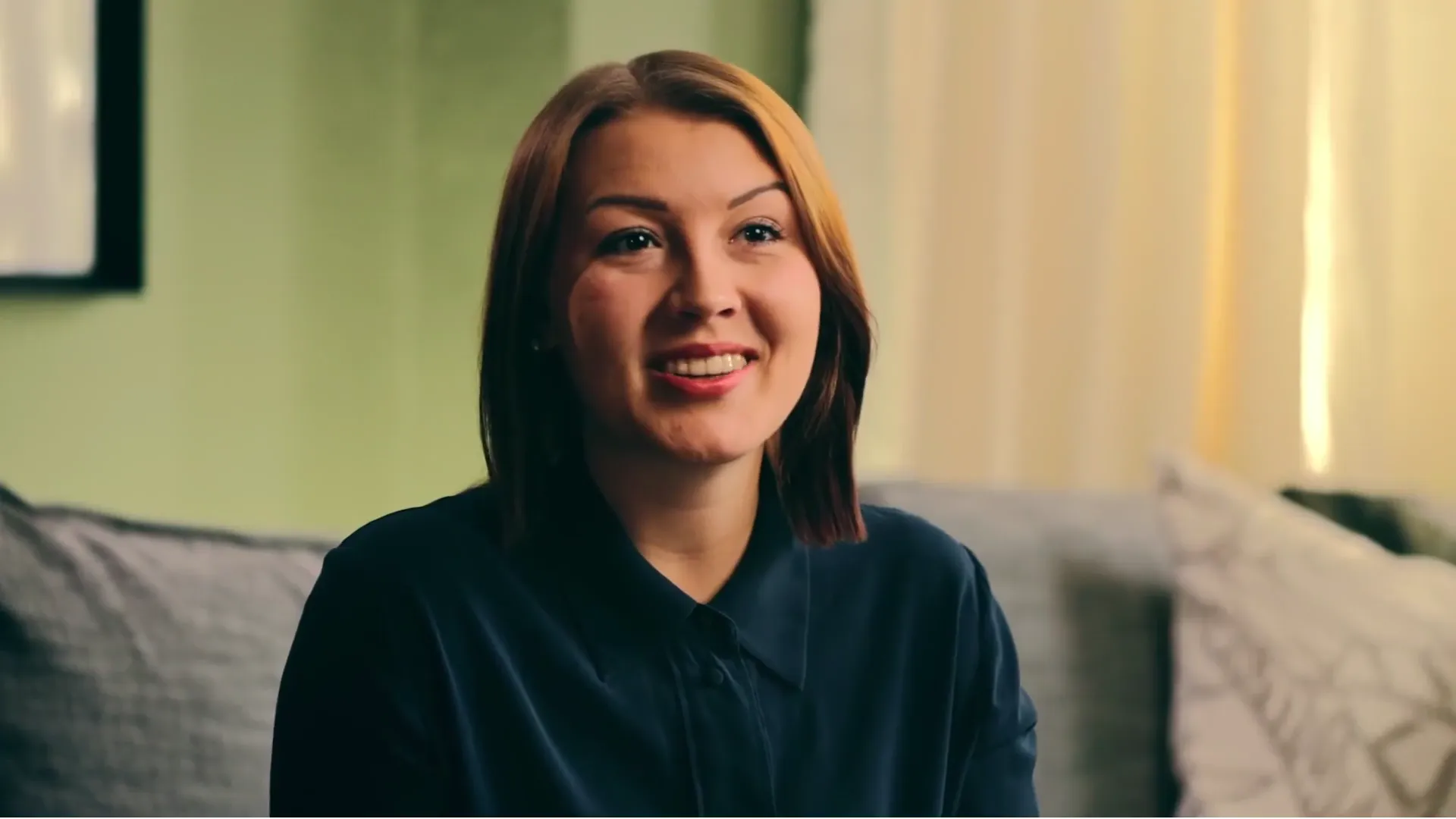 Julia Gehmacher, Nachfolgerin im Familienbetrieb Gehmacher und Business-Coach, lächelnd im Videointerview