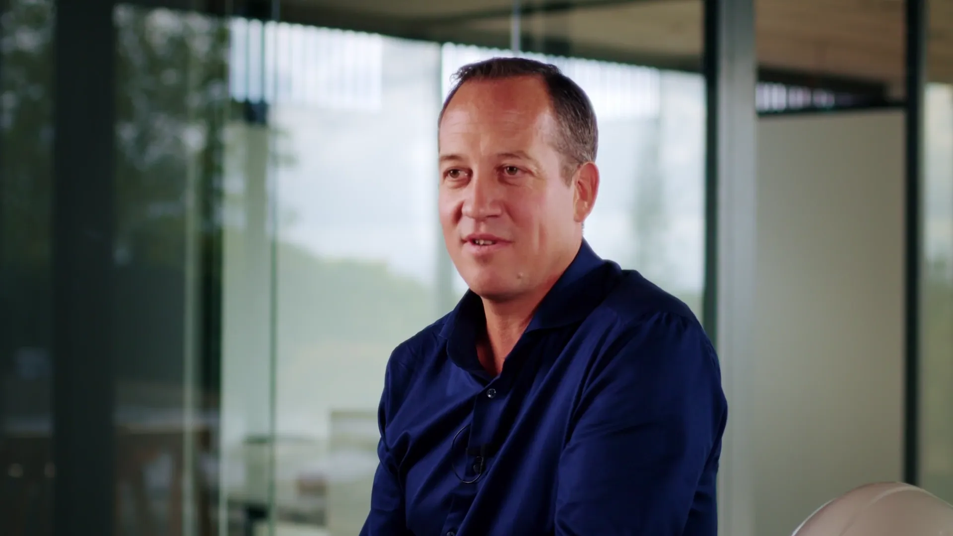 Robert Stürzlinger, Geschäftsführer der Ingeba Projekt GmbH, im Videointerview in einem verglasten Besprechungsraum