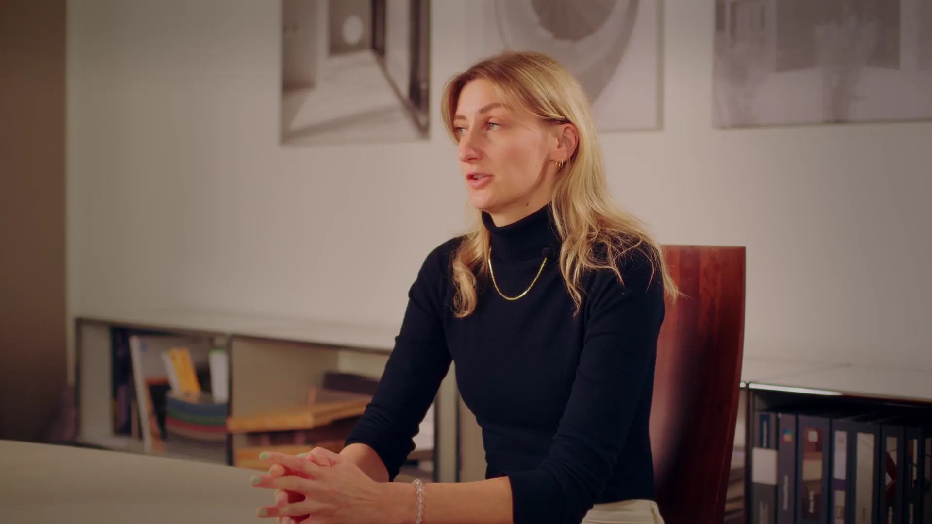 Anna Prell, Architektin und Partnerin bei Knaack & Prell Architekten, im Videointerview im Büro