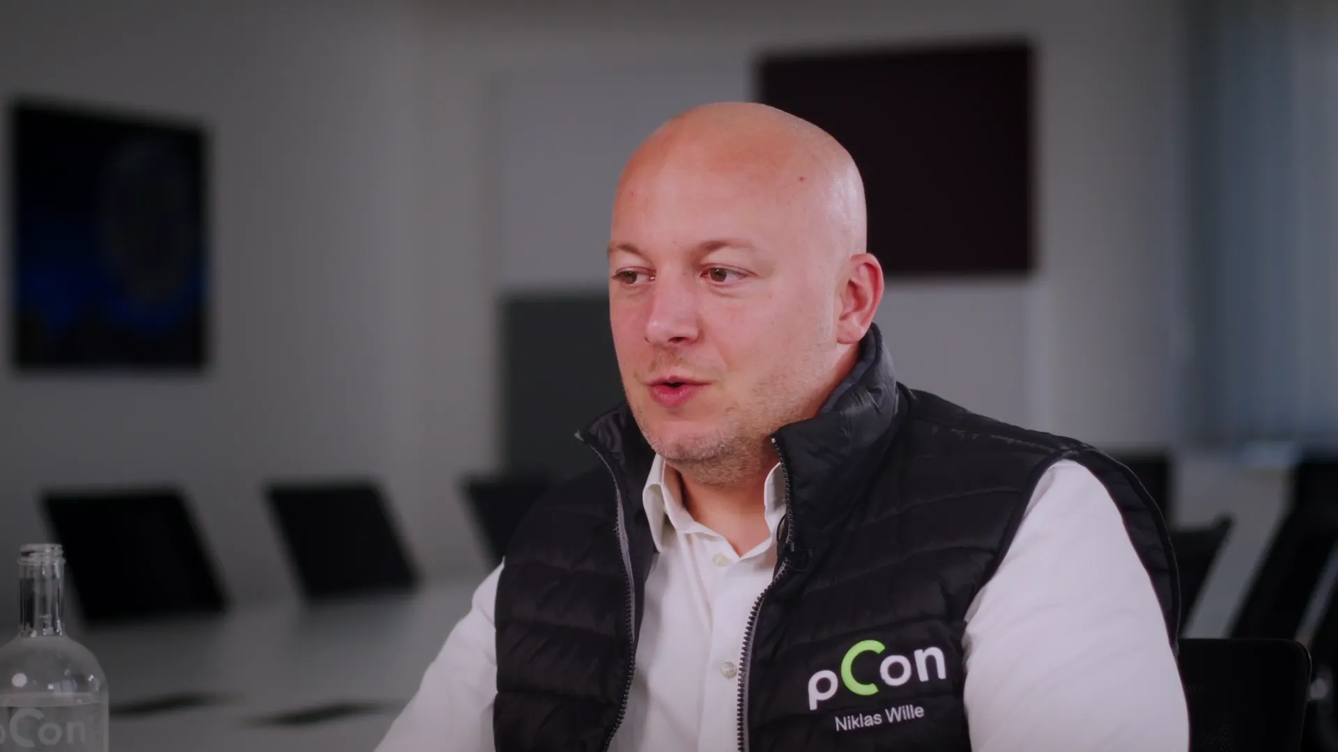 Niklas Wille, Geschäftsführer von K&S Media, im Videointerview in einem Besprechungsraum