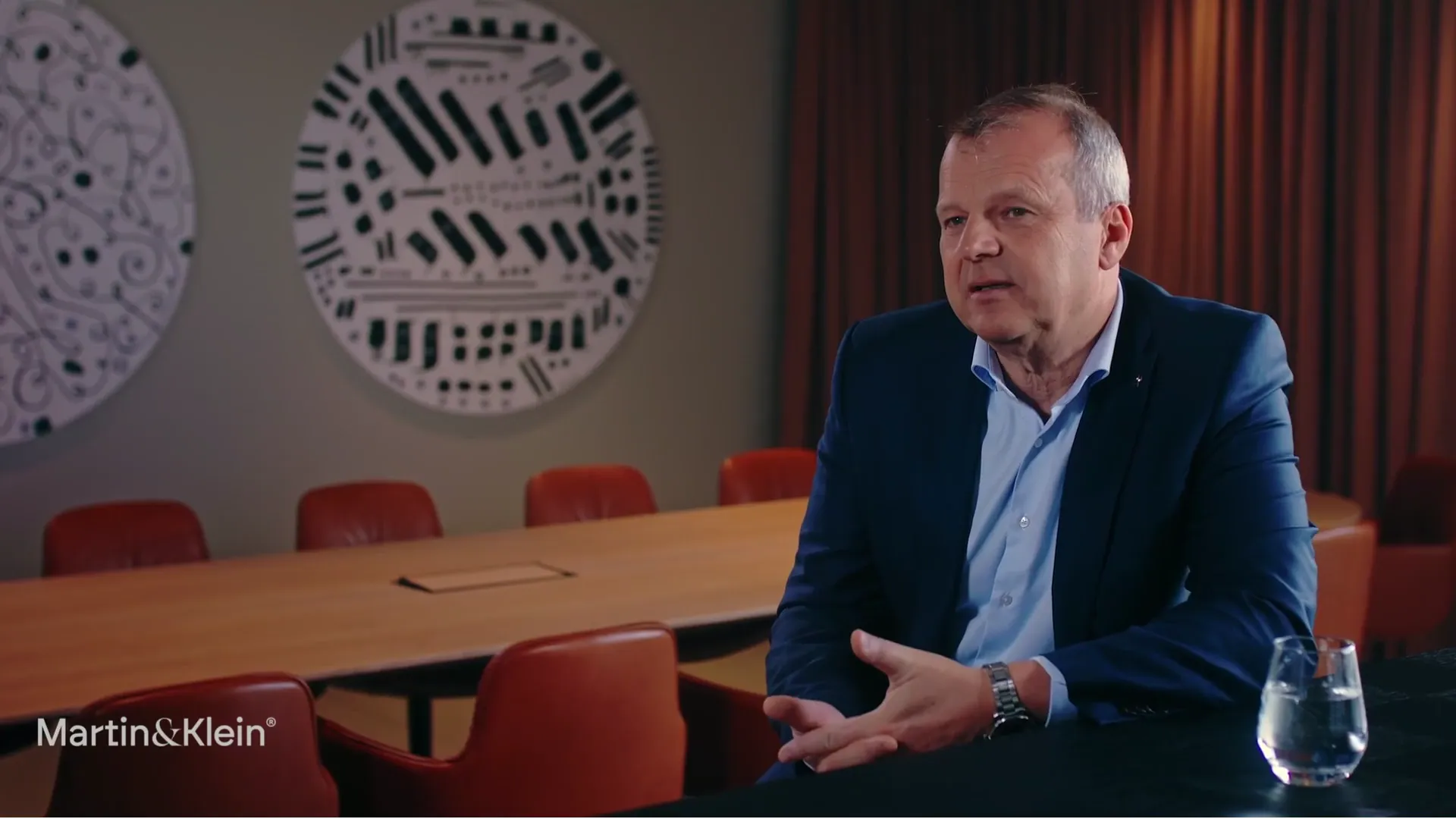 Thomas Schauer, Geschäftsleiter der Raiffeisenbank Region St. Pölten, im Videointerview im Sitzungssaal