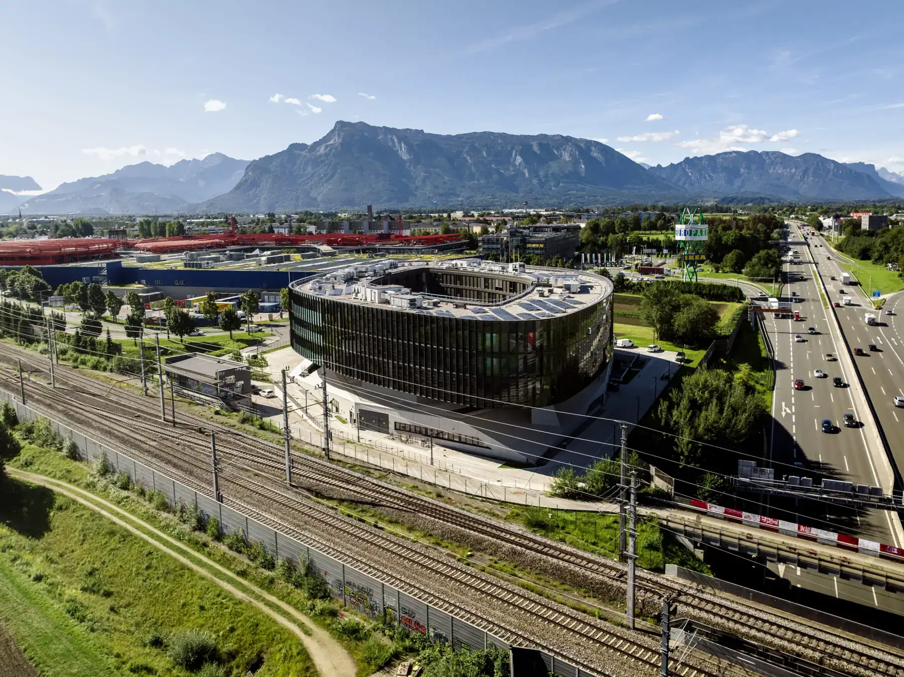 Drohnenaufnahme des Helix in Salzburg mit den Bergen im Hintergrund