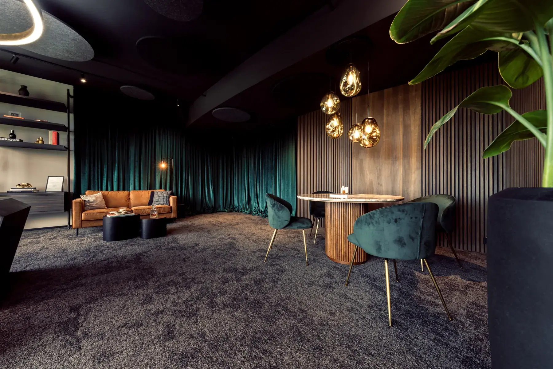 Lounge mit Ledersofa und Sitzgruppe im Martin&Klein-Büro