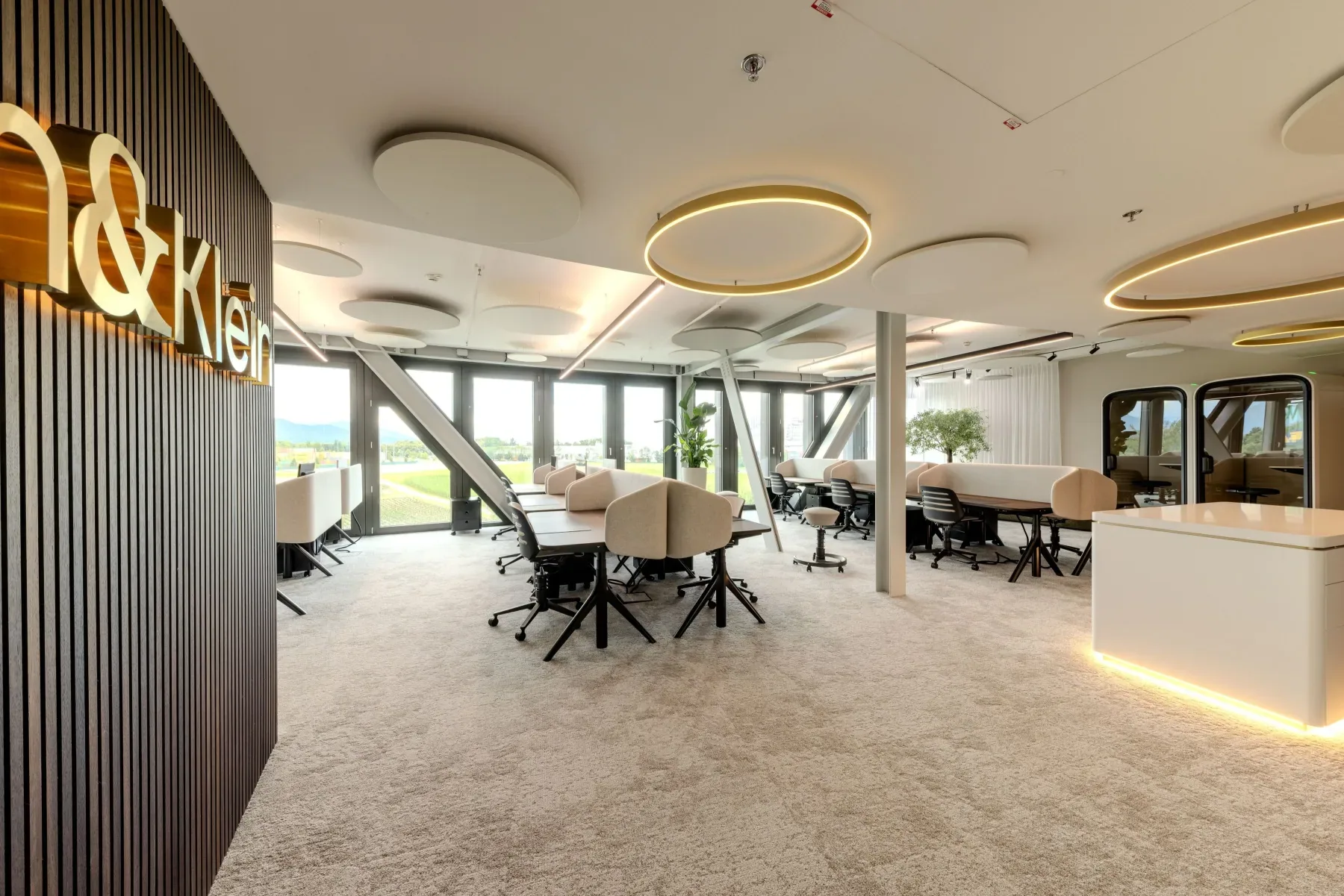 Empfang mit Logo-Wand im Martin&Klein-Büro im Helix Salzburg