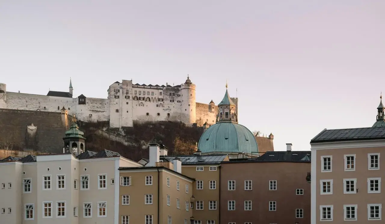 Salzburger Altstadt mit Domkuppel und Festung Hohensalzburg