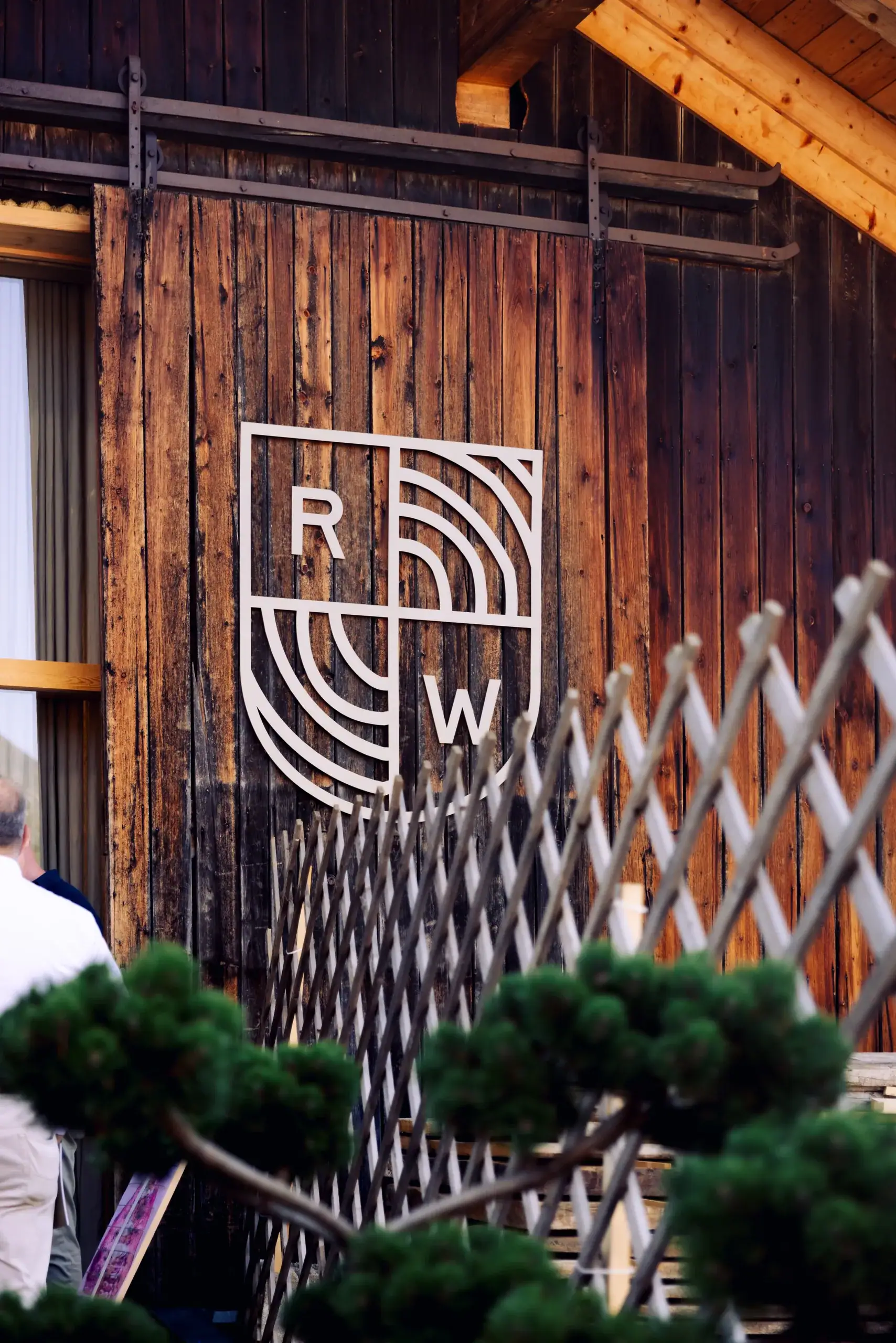 Raumkunst-Werdenfels-Logo auf der Altholzfassade der Ausstellung
