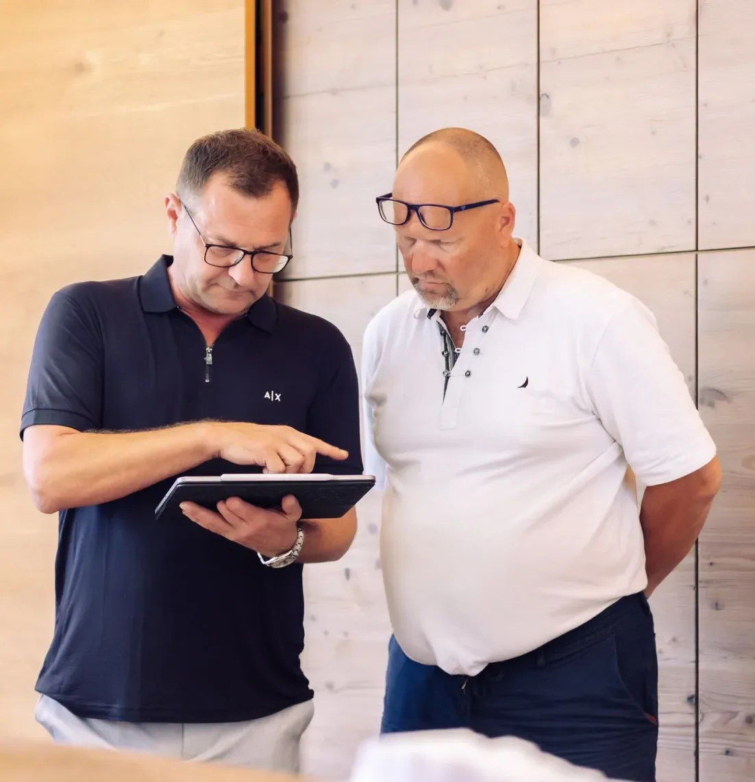 Zwei Mitarbeiter von RP Architektur besprechen einen Plan am Tablet
