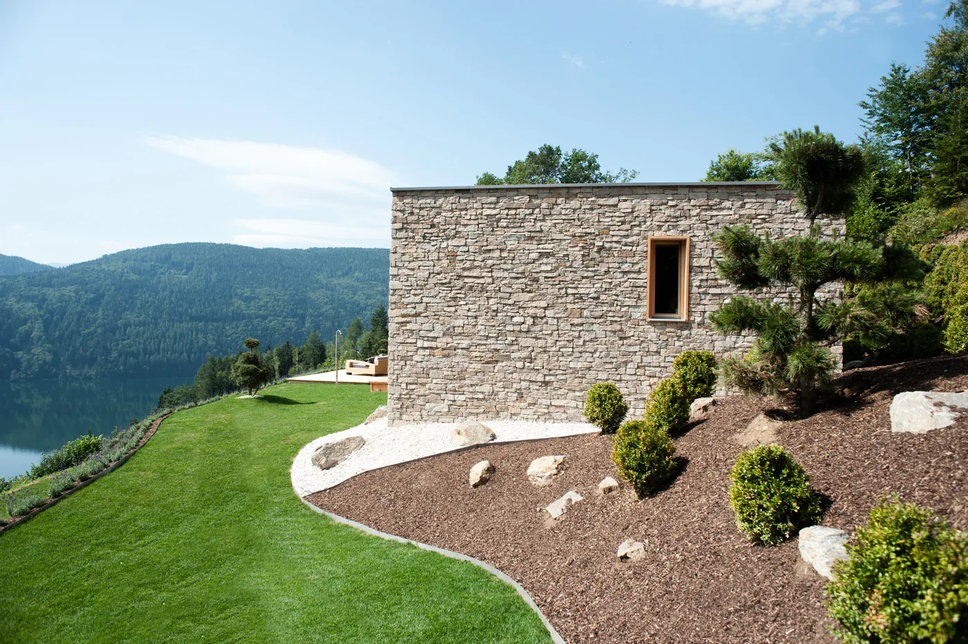 EFH Millstätter See — Natursteinfassade mit Garten und Blick auf den See