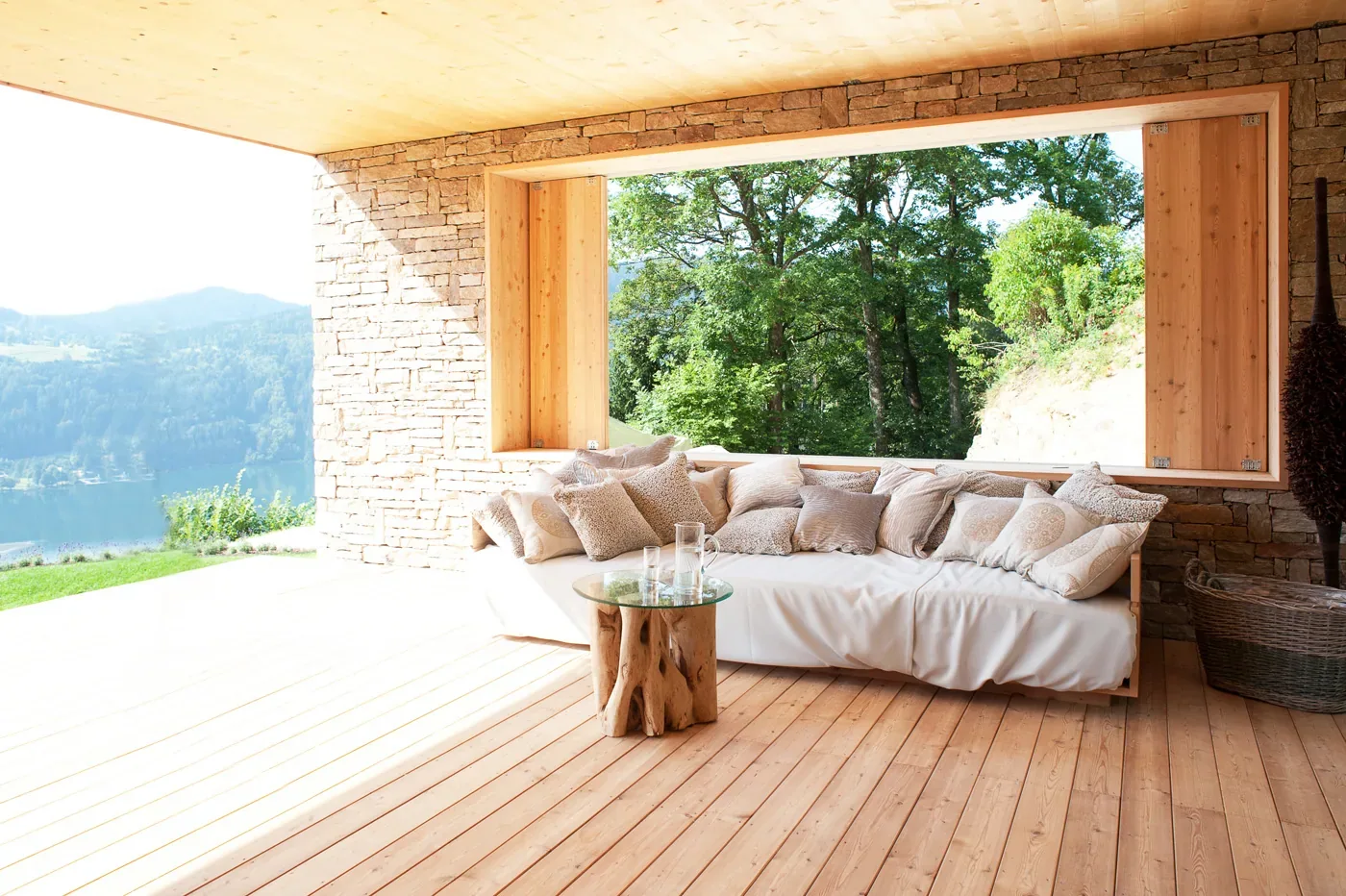 EFH Millstätter See — überdachte Terrasse mit Loungesofa und Seeblick