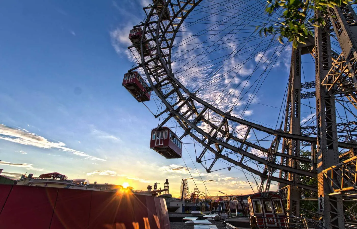 Wiener Riesenrad Revitalisierung — Stahlkonstruktion und Waggons im Abendlicht
