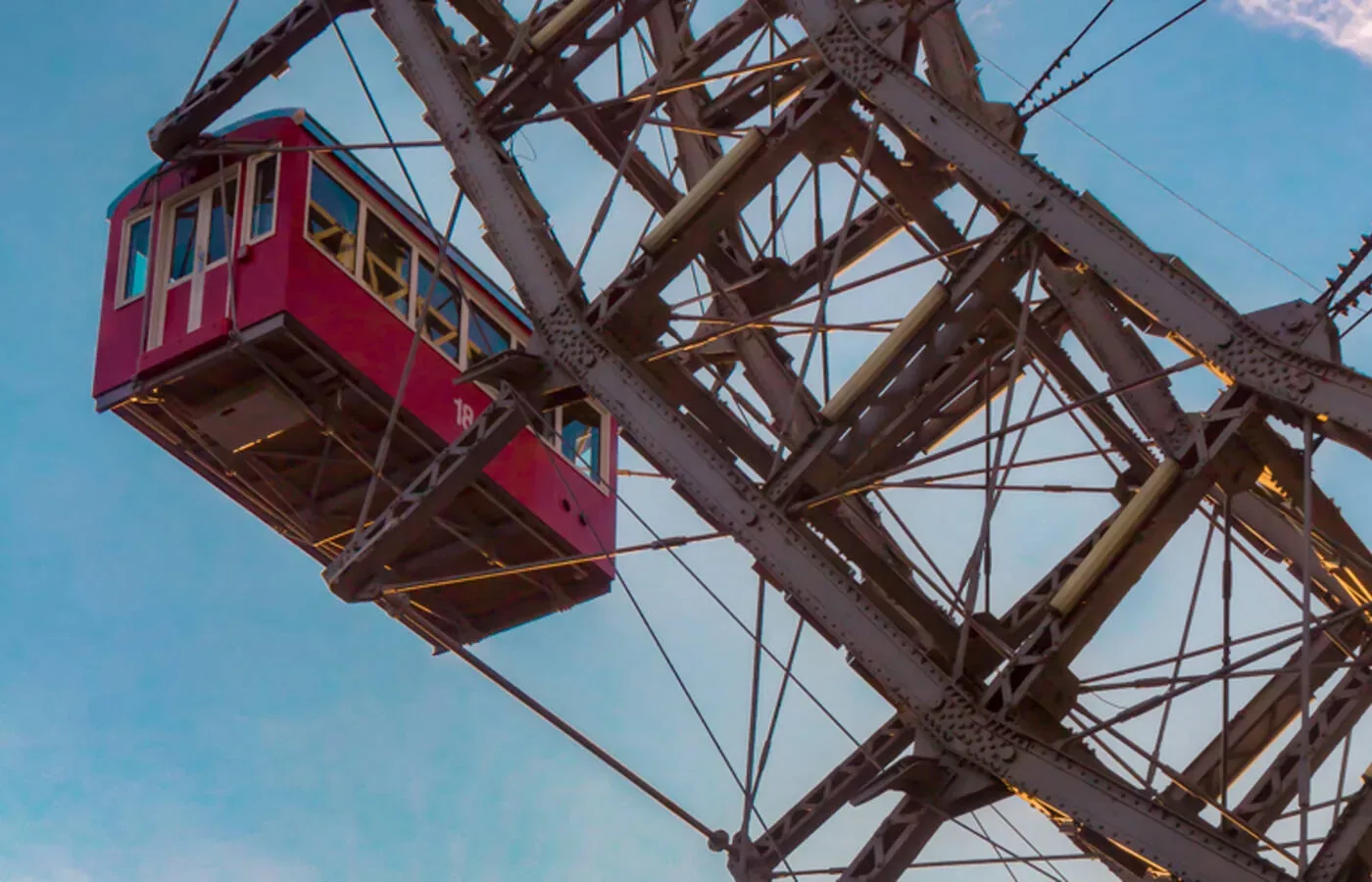 Wiener Riesenrad Revitalisierung — roter Waggon an der genieteten Stahlkonstruktion