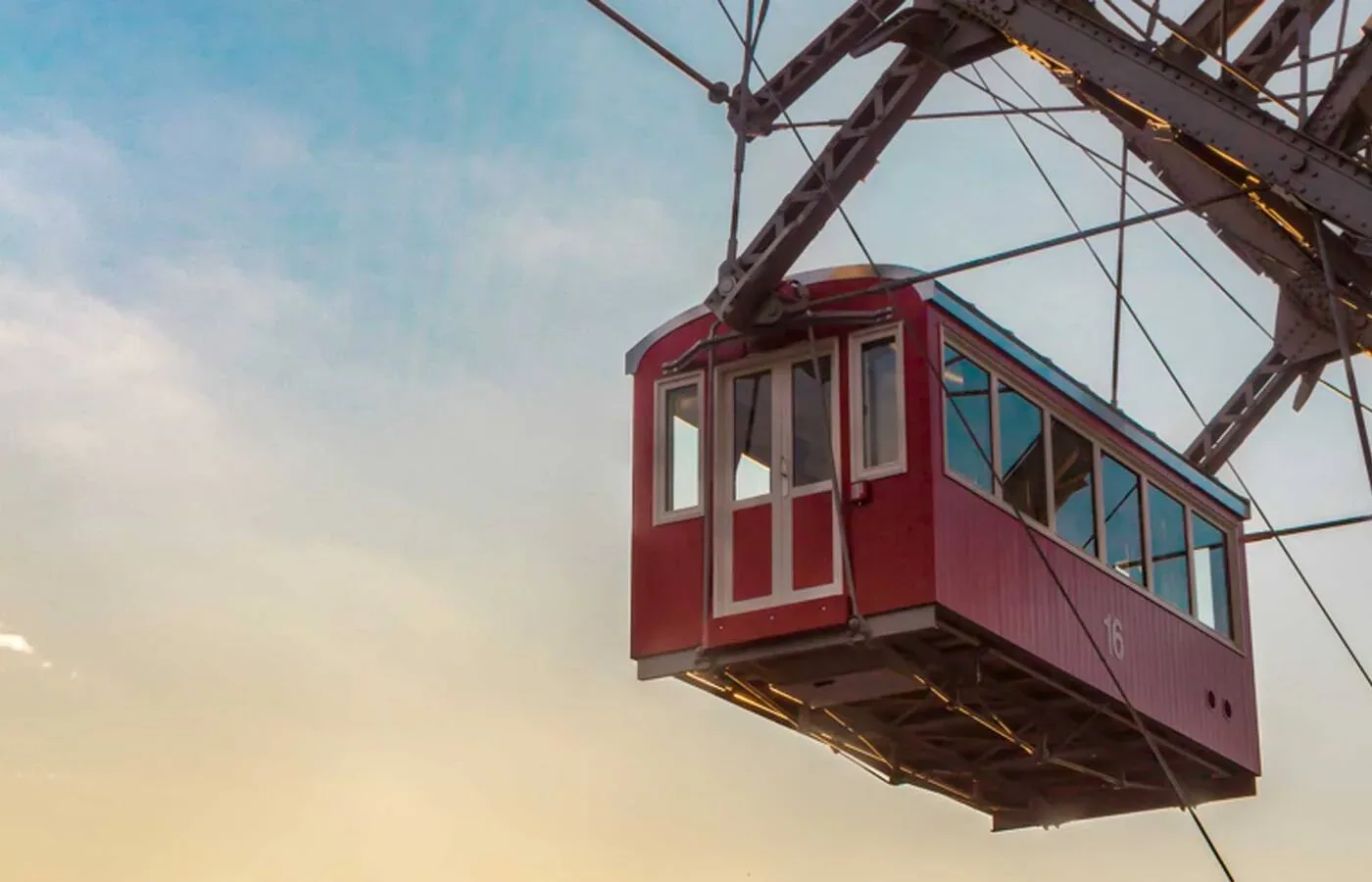 Wiener Riesenrad Revitalisierung — Waggon Nummer 16 vor hellem Abendhimmel