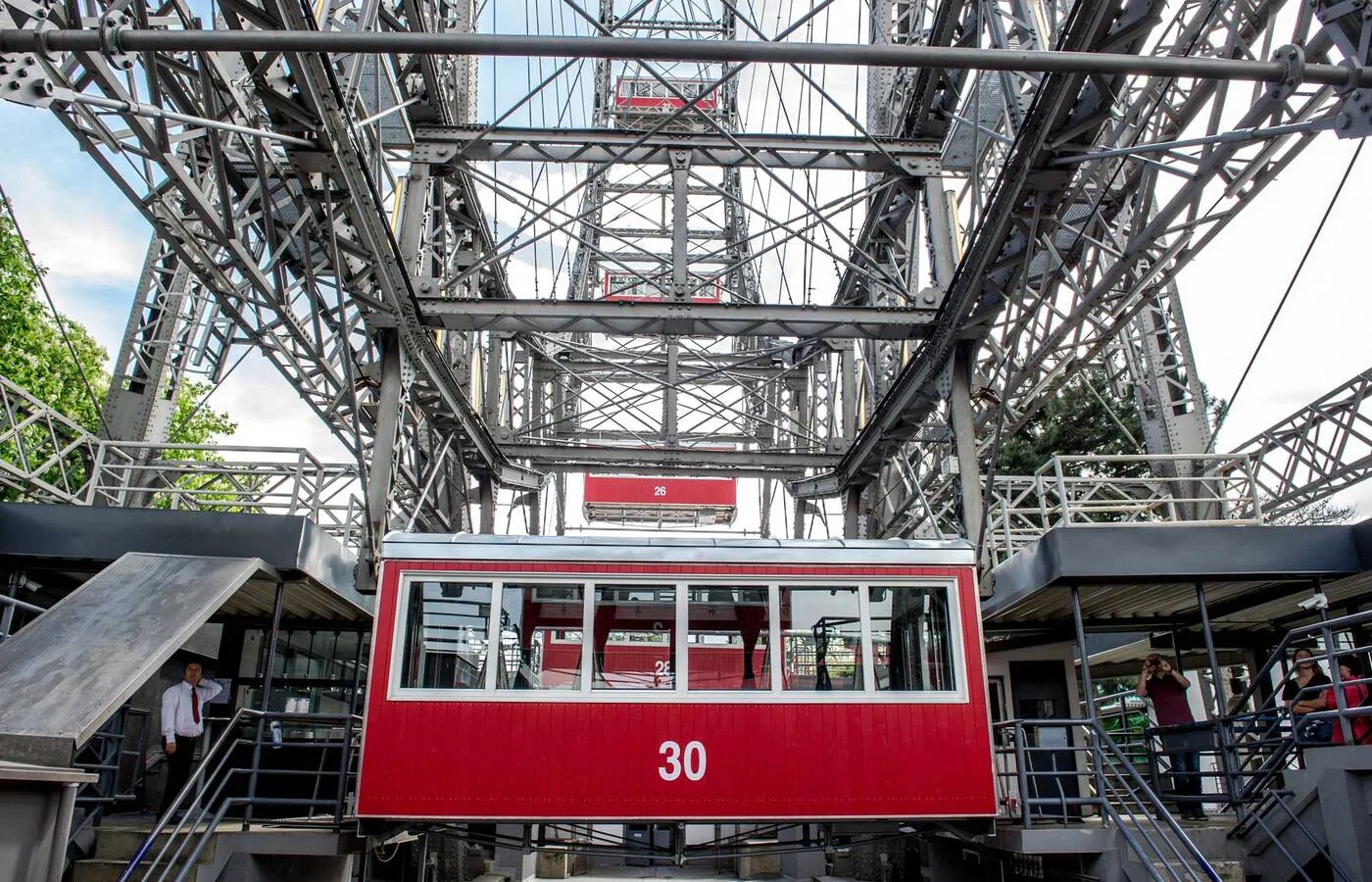Wiener Riesenrad Revitalisierung — Waggon Nummer 30 in der Einstiegsstation