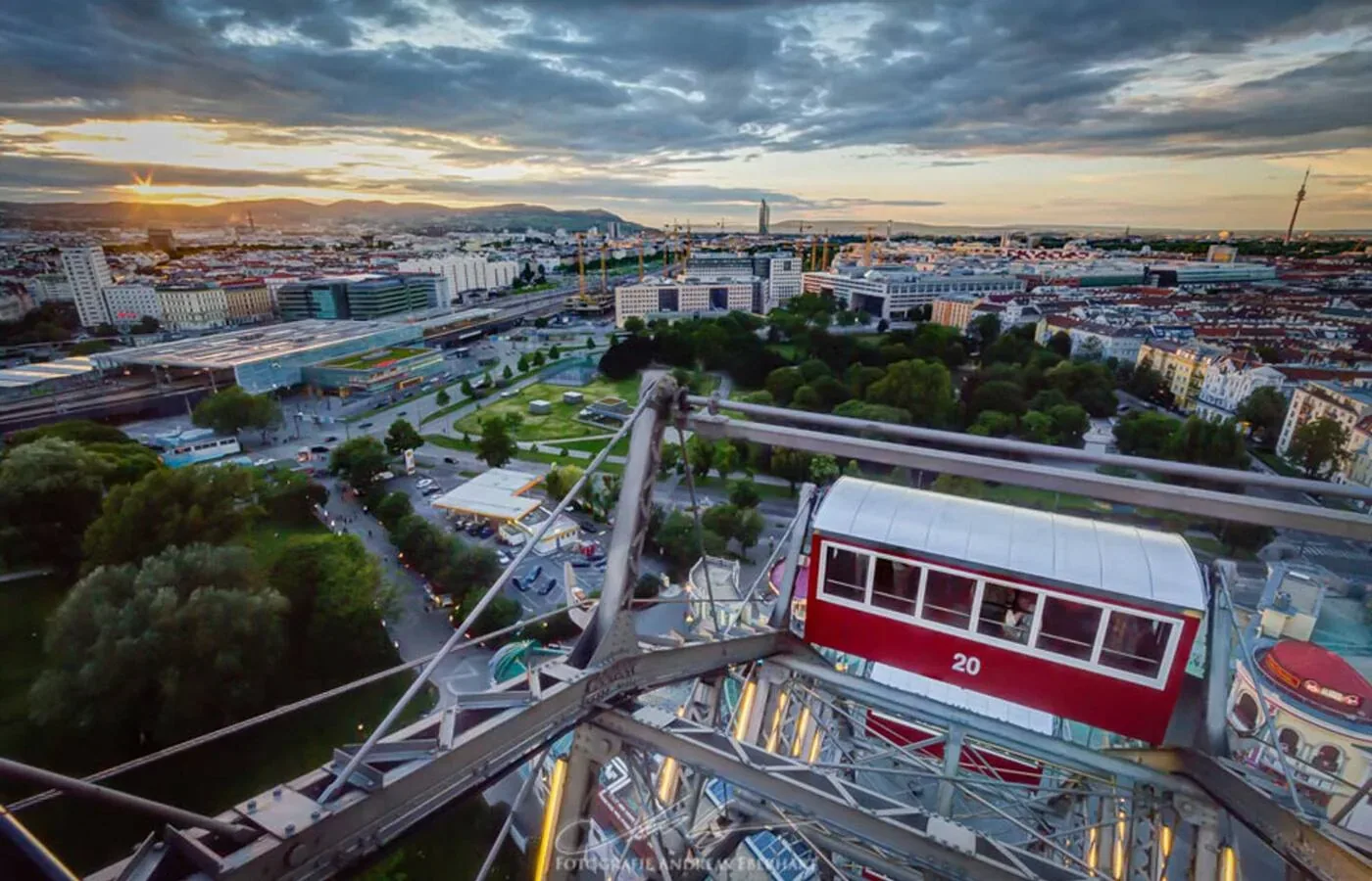 Wiener Riesenrad Revitalisierung — Blick aus der Höhe über Wien bei Sonnenuntergang