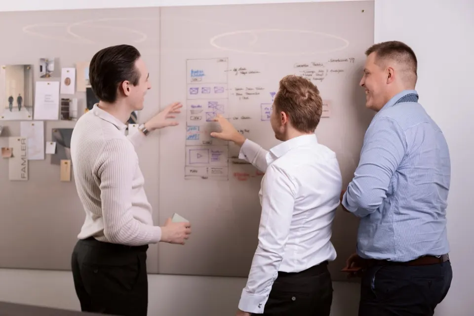 Team von Martin&Klein plant gemeinsam am Whiteboard